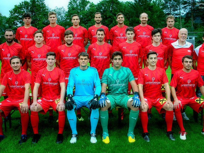 Erste Kampfmannschaft des FC Nüziders im neuen Heimdress, gesponsert von der Firma Unterberger Erste Kampfmannschaft des FC Nüziders im neuen Heimdress, gesponsert von der Firma Unterberger