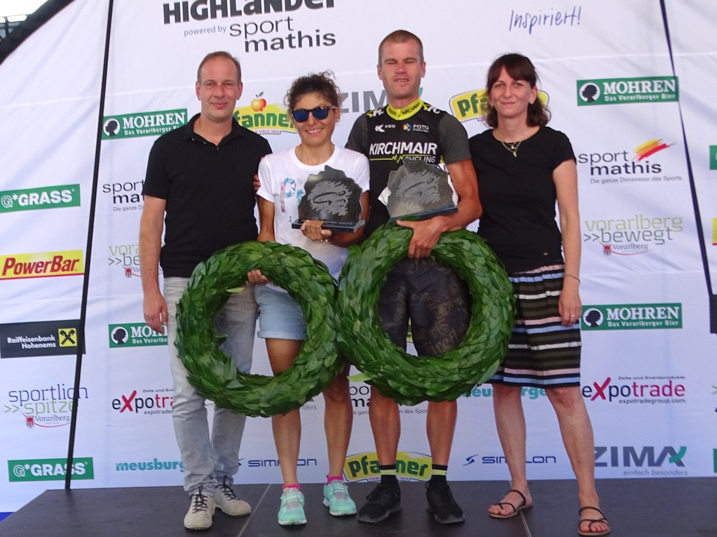 Bgm. Dieter Egger und Sponsorin Simone Mathis-Markstaler mit den Highlander-Siegern Laila Orenos und Stefan Kirchmair. Bgm. Dieter Egger und Sponsorin Simone Mathis-Markstaler mit den Highlander-Siegern Laila Orenos und Stefan Kirchmair.