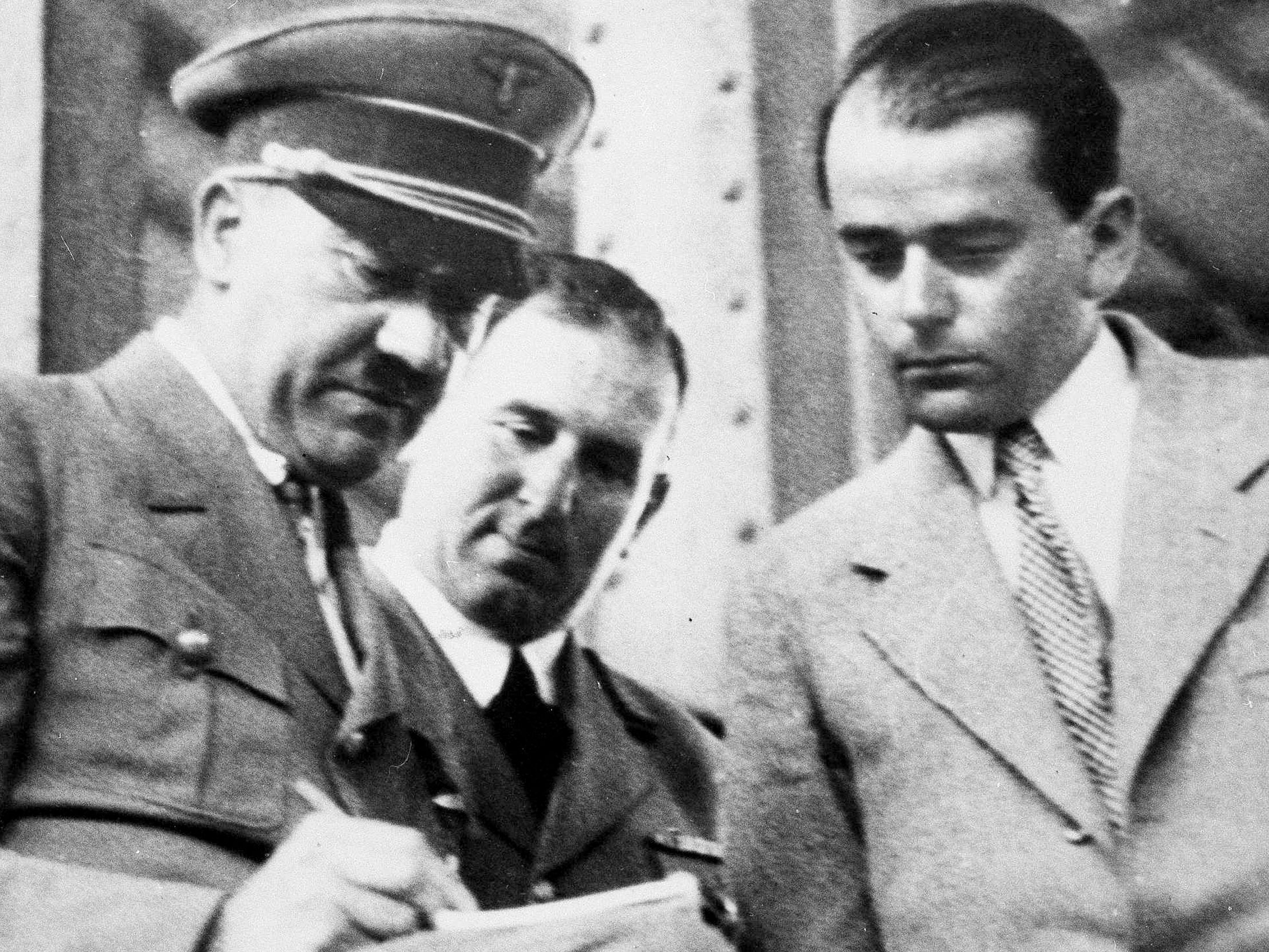 Adolf Hitler (l.) und Albert Speer (r.) 1937 in Nürnberg. Adolf Hitler (l.) und Albert Speer (r.) 1937 in Nürnberg.