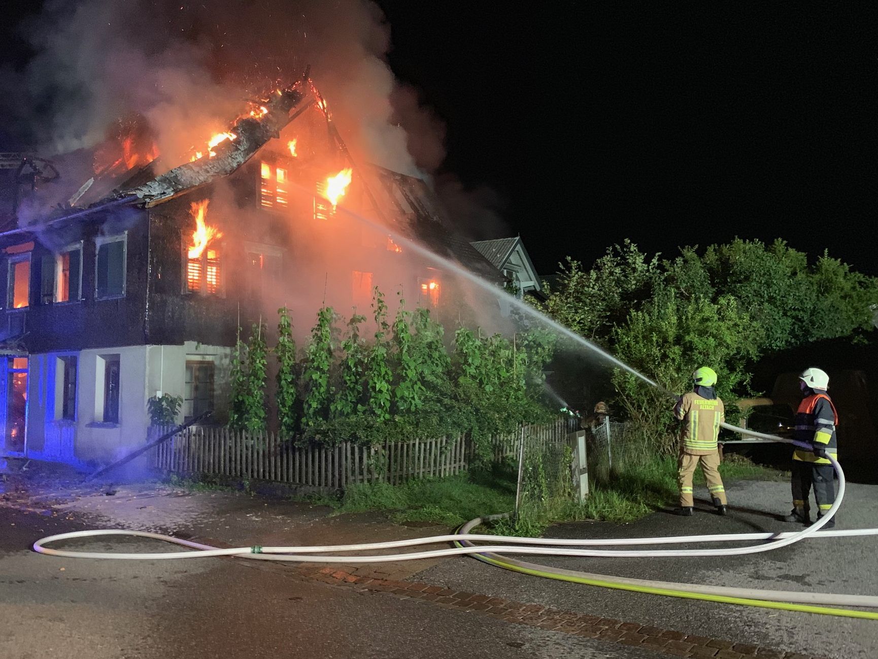 Die Feuerwehr brachte den Vollbrand in Altach am Samstag Morgen unter Kontrolle. Die Feuerwehr brachte den Vollbrand in Altach am Samstag Morgen unter Kontrolle.