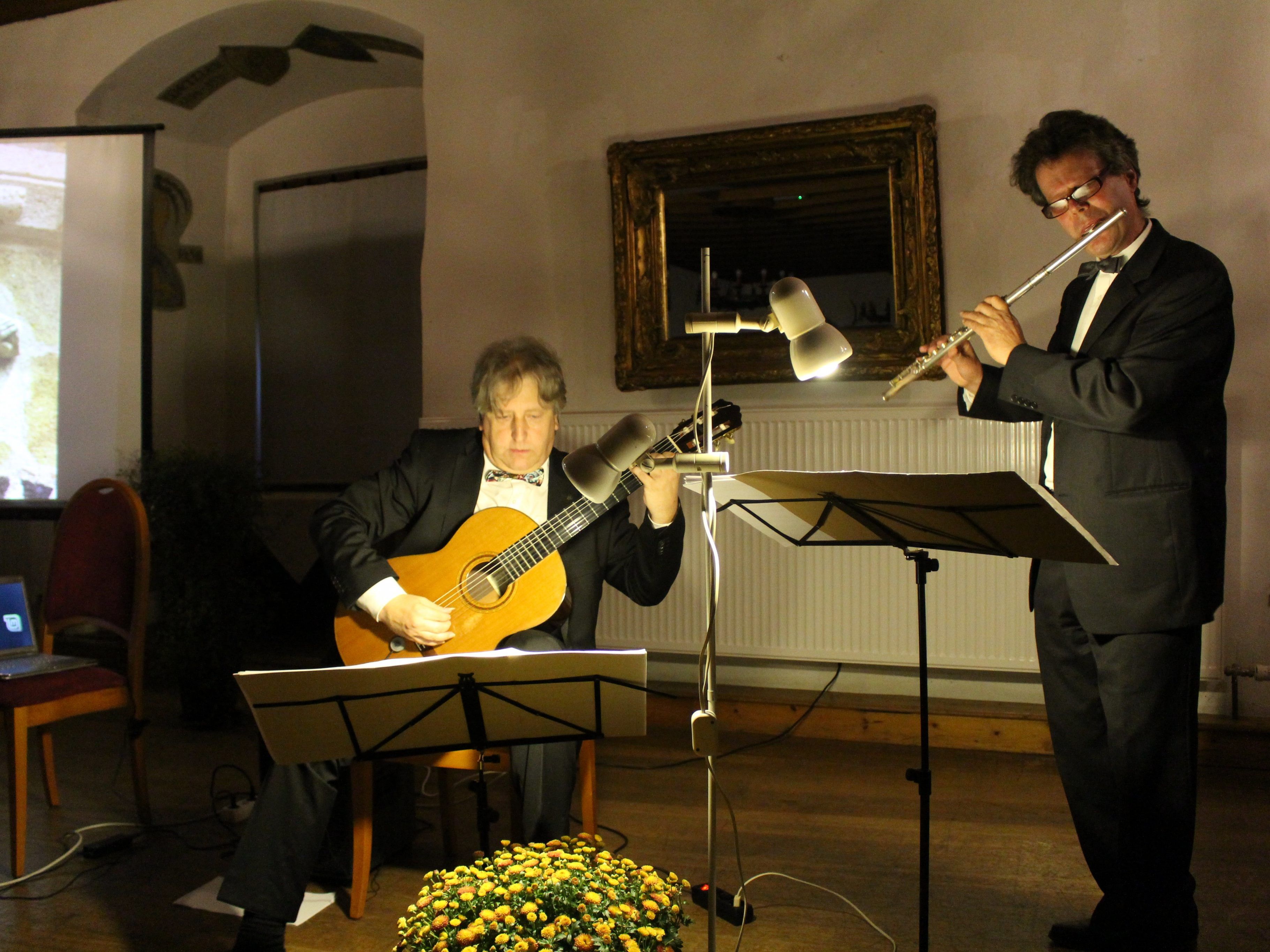 Gerhard Ganahl auf der Gitarre und Martin Vallaster auf der Flöte ließen galaktische Klangwelten erklingen.