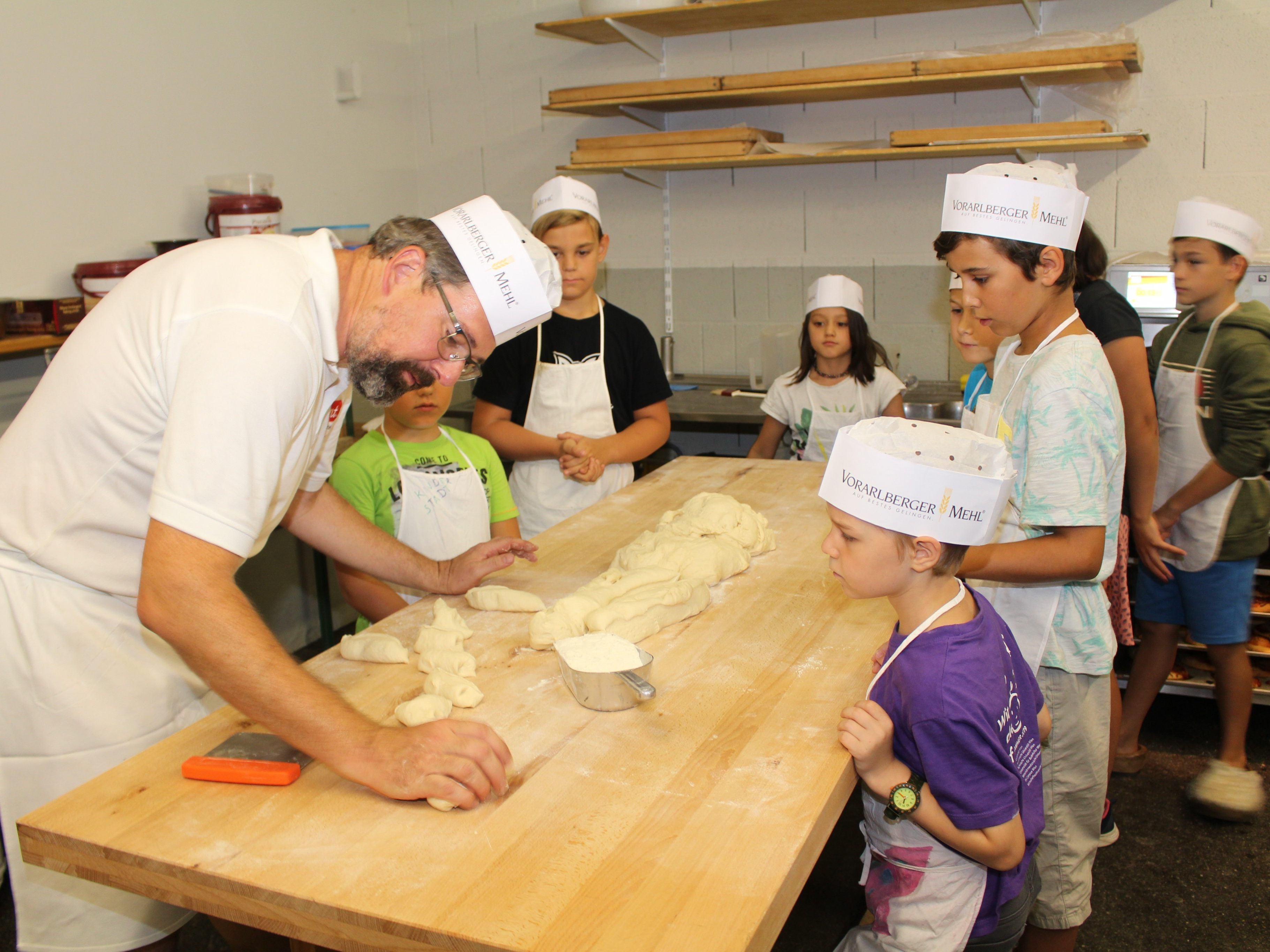 Mit Bäckermeister Johannes Schertler können Kinder in der Kinderstadt das Bäckerhandwerk erlernen. Mit Bäckermeister Johannes Schertler können Kinder in der Kinderstadt das Bäckerhandwerk erlernen.