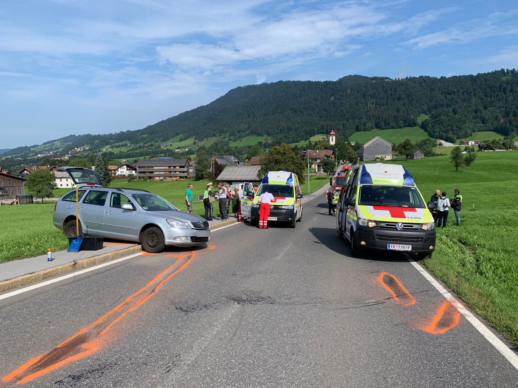 Bei einem Unfall in Krumbach wurden zwei Personen schwer verletzt.