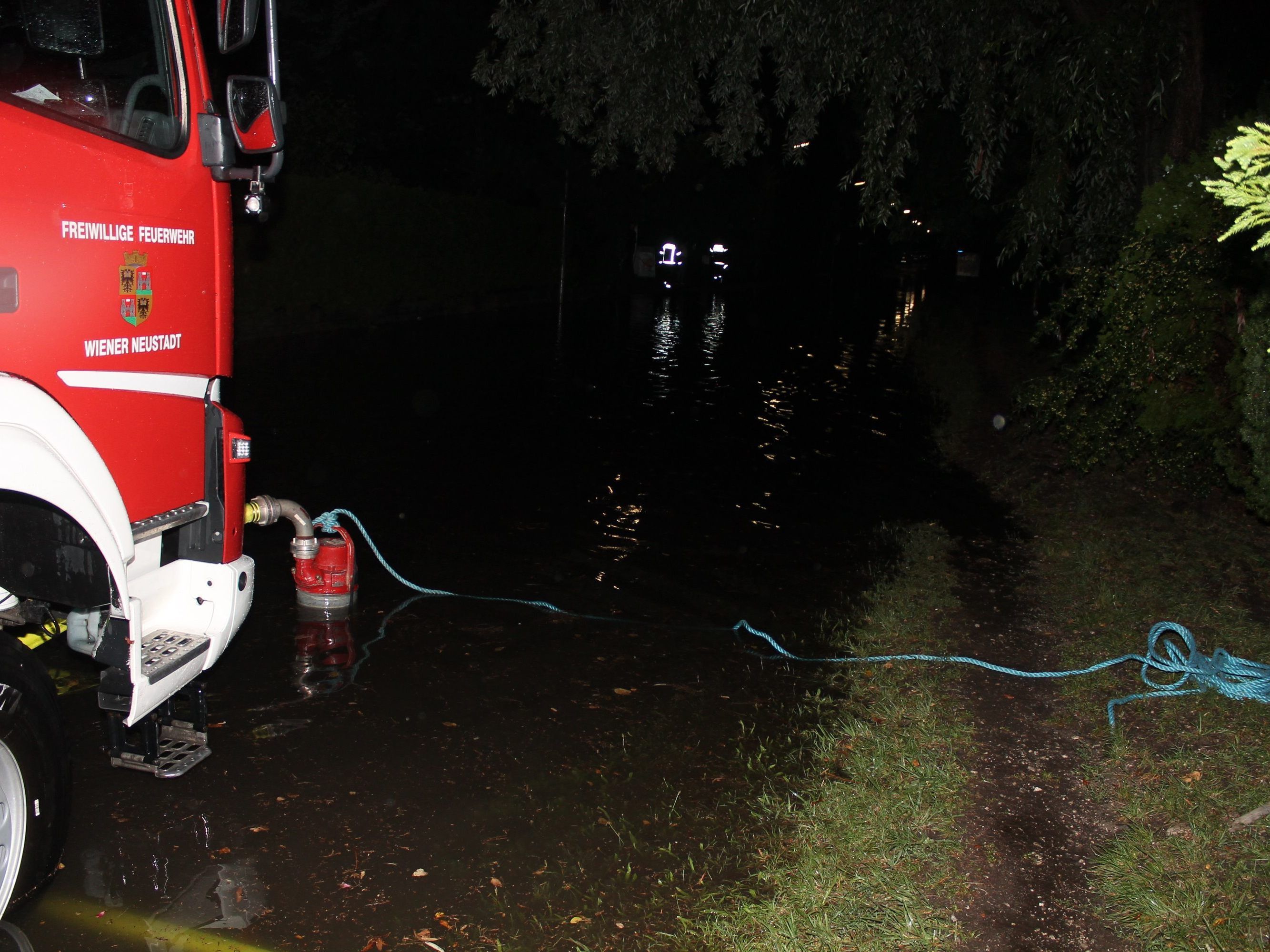 Mehrere Einsatzstellen standen laut FF bis zu 30 Zentimeter unter Wasser.
