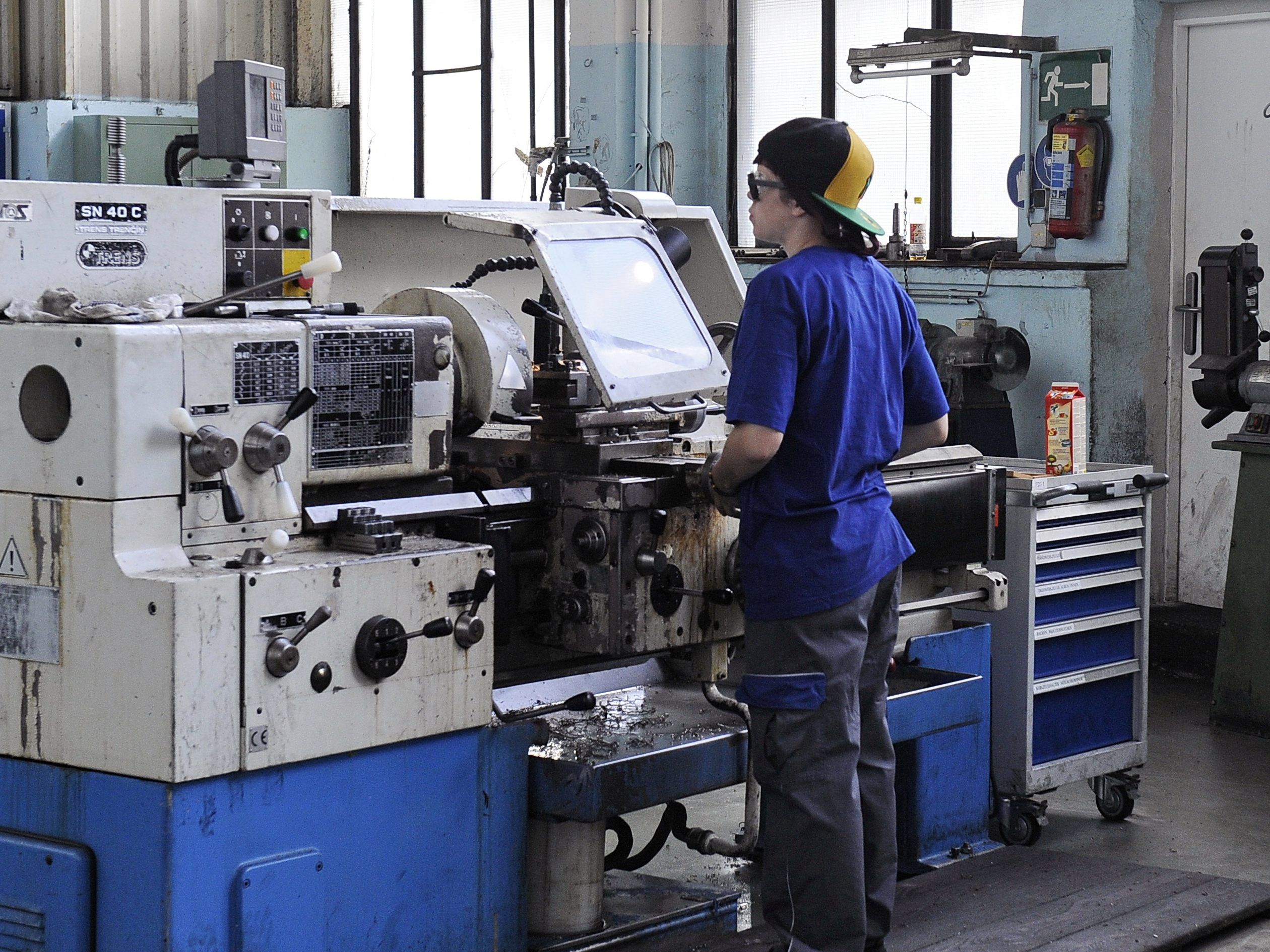 Immer mehr Lehrlinge werden in der Industrie beschäftigt. Immer mehr Lehrlinge werden in der Industrie beschäftigt.