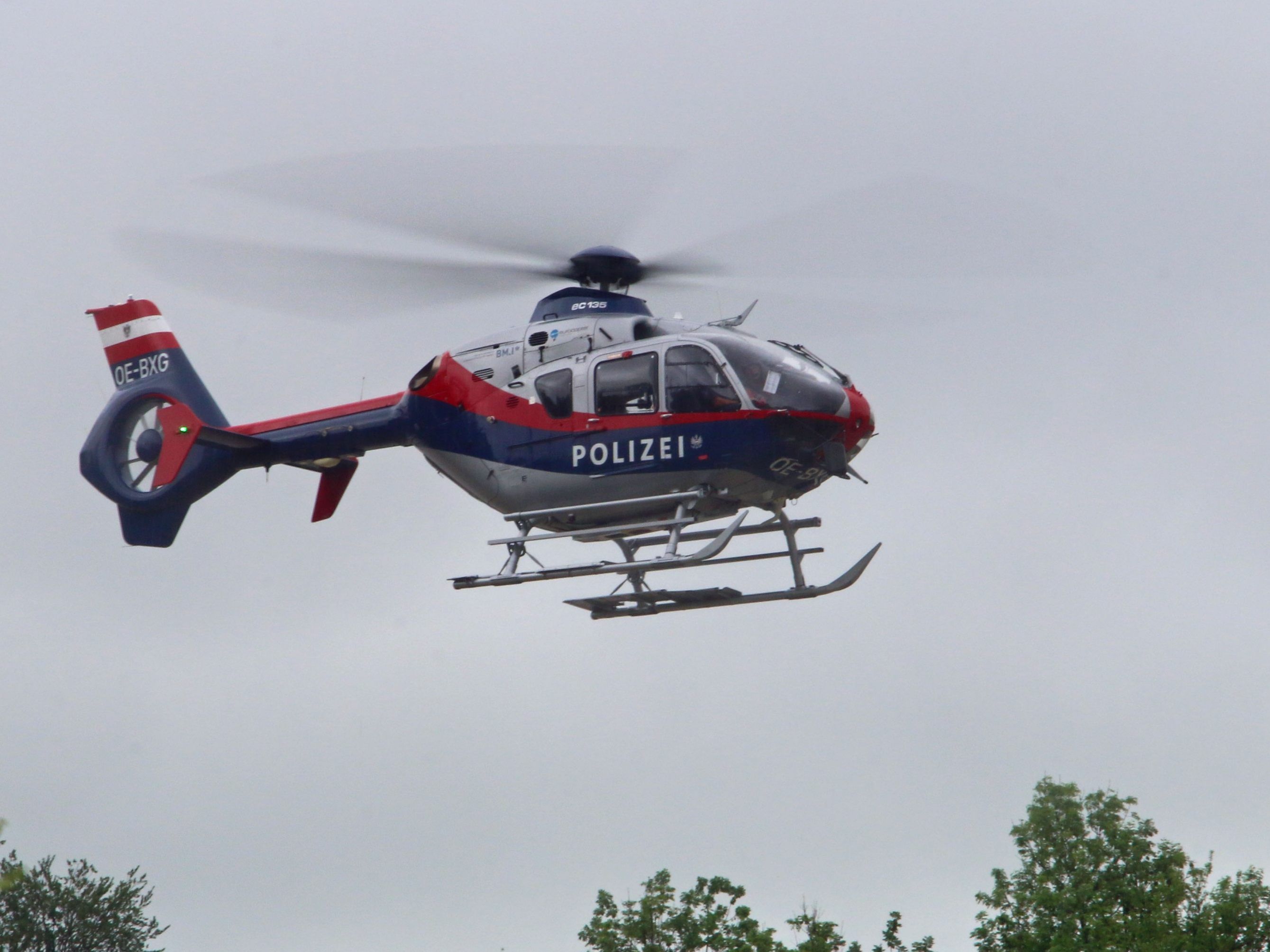 Der Polizeihubschrauber "Libelle" barg den Wanderer per Seil. (Symbolbild)