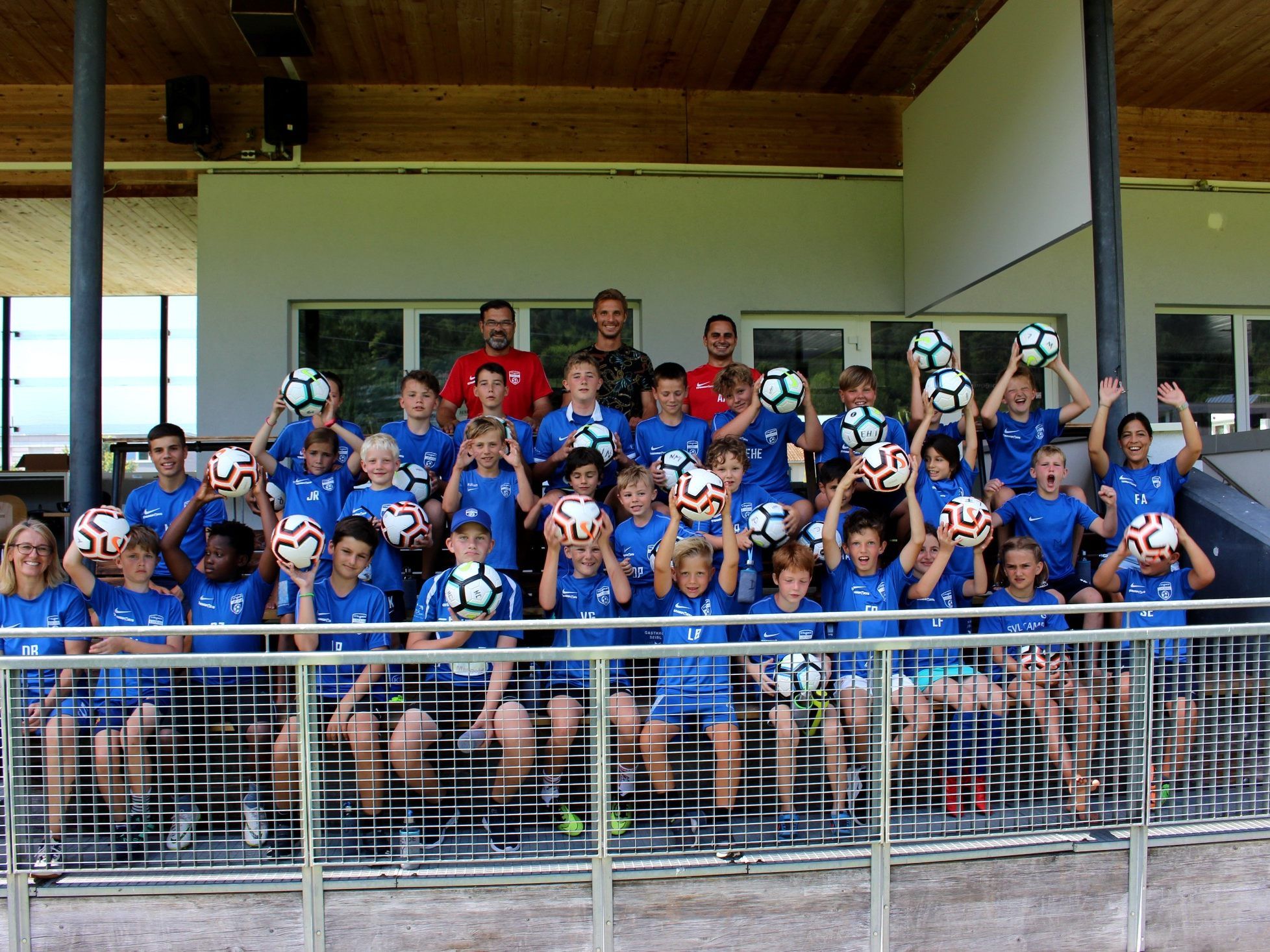 Über 30 Buben und Mädchen von fünf bis 14 Jahren waren beim großen „Leiblachtaler Fußball-Nachwuchs-Camp“ des SV typico Lochau im Stadion Hoferfeld aktiv mit dabei.