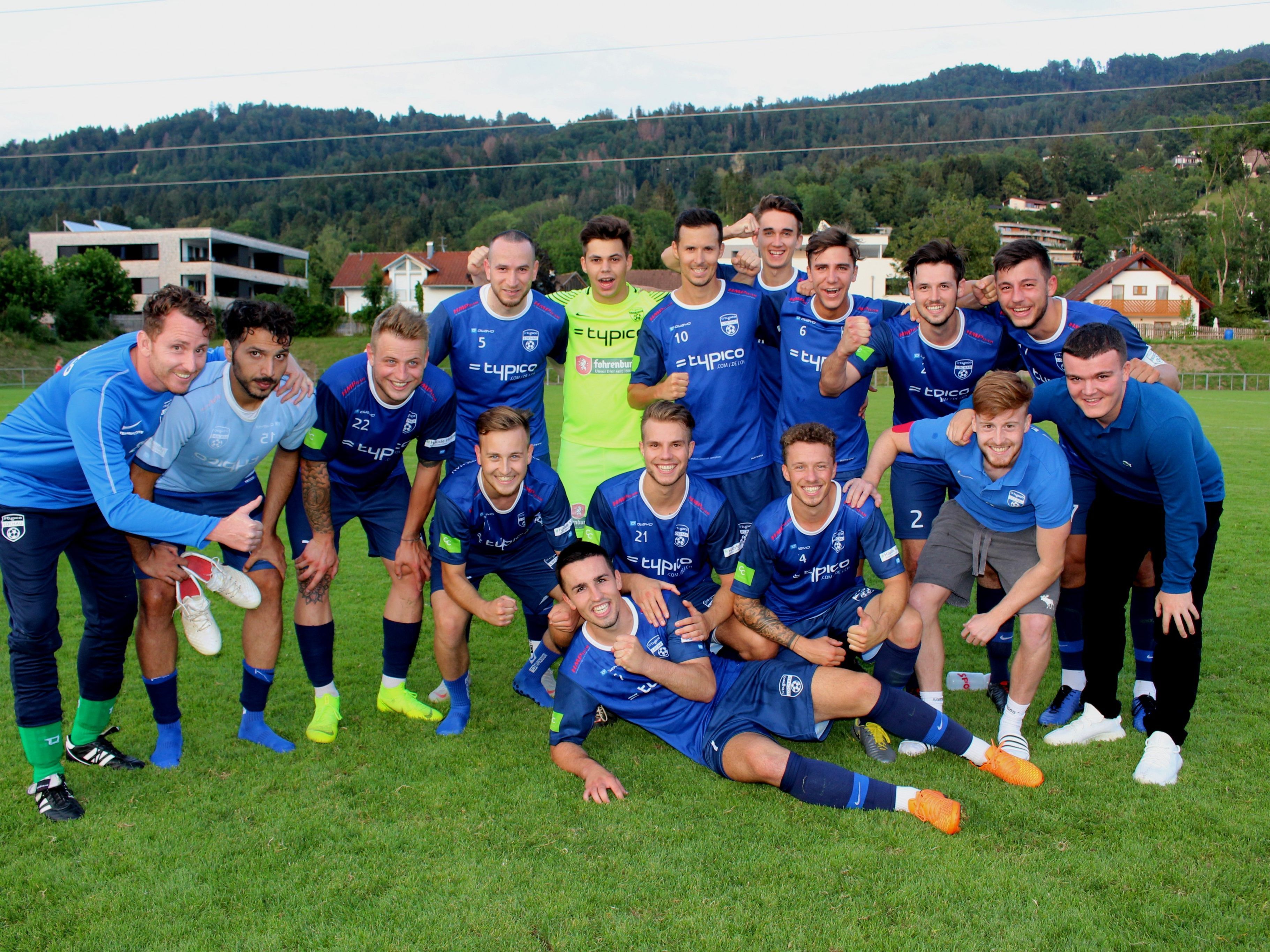 Das Team des SV typico Lochau jubelt über den hart erkämpften und schlussendlich doch glücklichen 3:0 Heimsieg gegen den spielstarken FC Bezau.