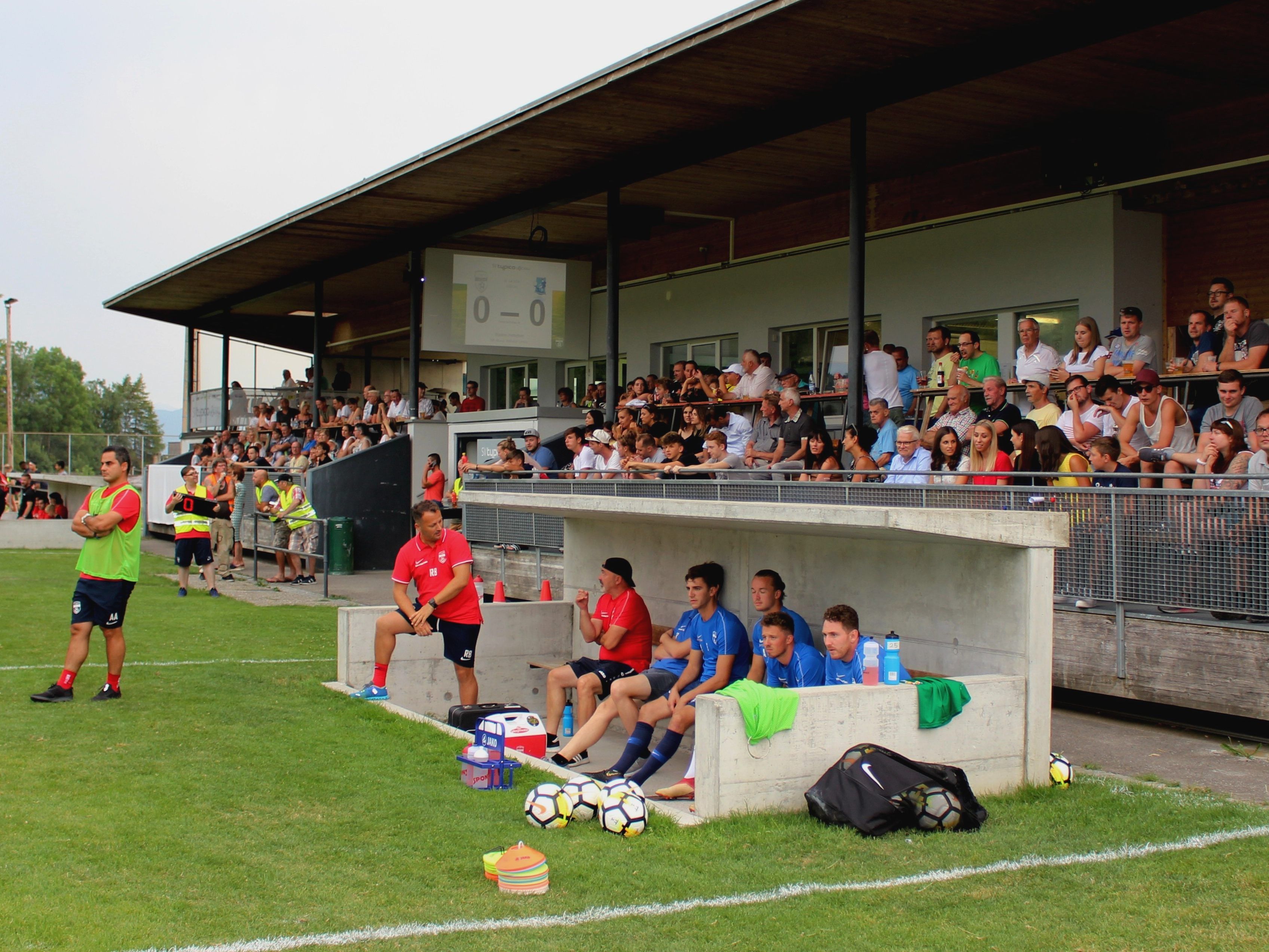 Ein volles Haus und beste Fußballstimmung: Besuchen Sie das Heimspiel SV typico Lochau gegen den FC Lustenau im attraktiven Stadion am Hoferfeld. Ein volles Haus und beste Fußballstimmung: Besuchen Sie das Heimspiel SV typico Lochau gegen den FC Lustenau im attraktiven Stadion am Hoferfeld.