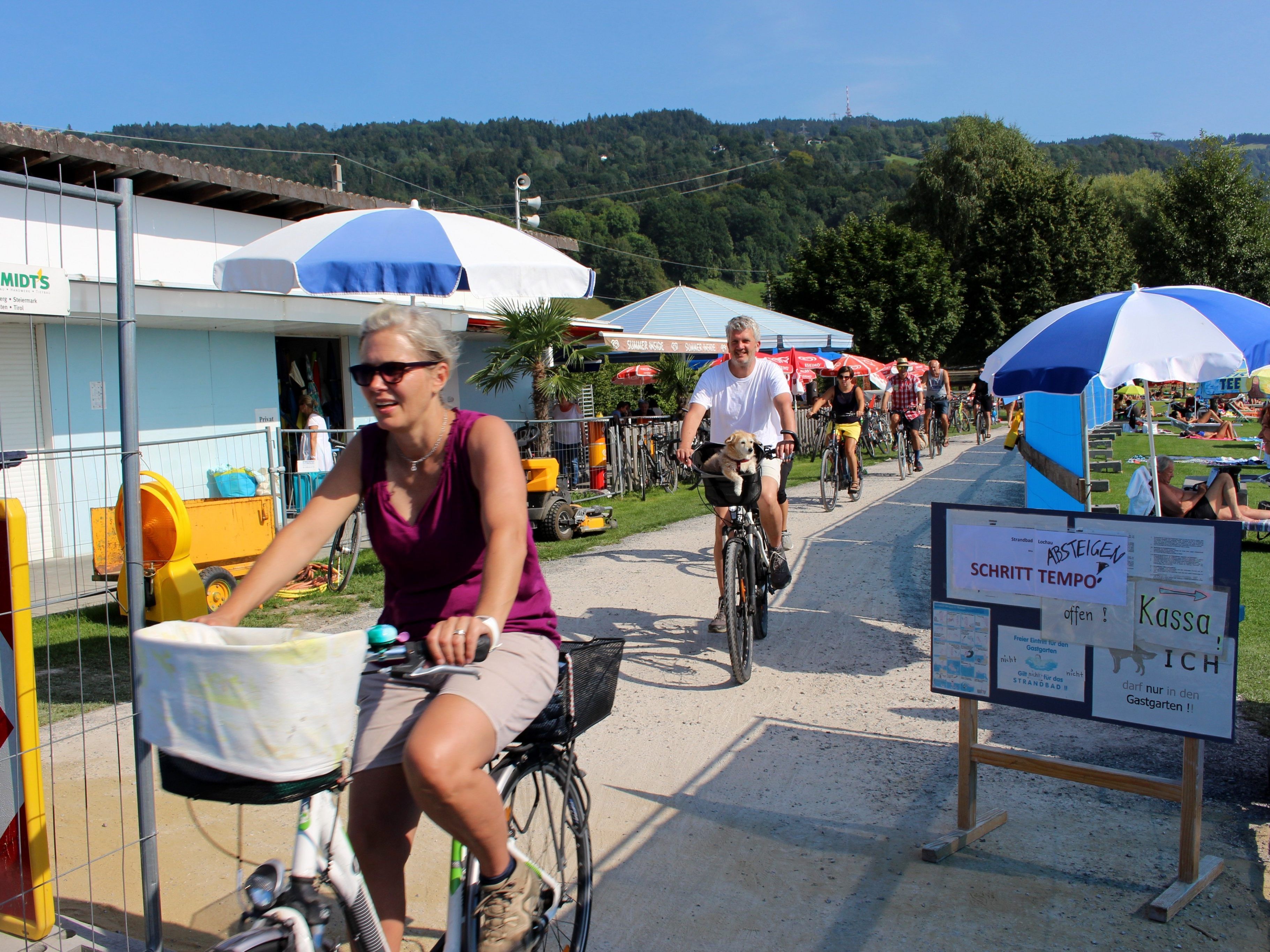 Auf der schmalen und zudem stark befahrenen Umleitungsstrecke nach Bregenz ist im Bereich Strandbad vor allem für die Radfahrer äußerste Vorsicht geboten. Auf der schmalen und zudem stark befahrenen Umleitungsstrecke nach Bregenz ist im Bereich Strandbad vor allem für die Radfahrer äußerste Vorsicht geboten.