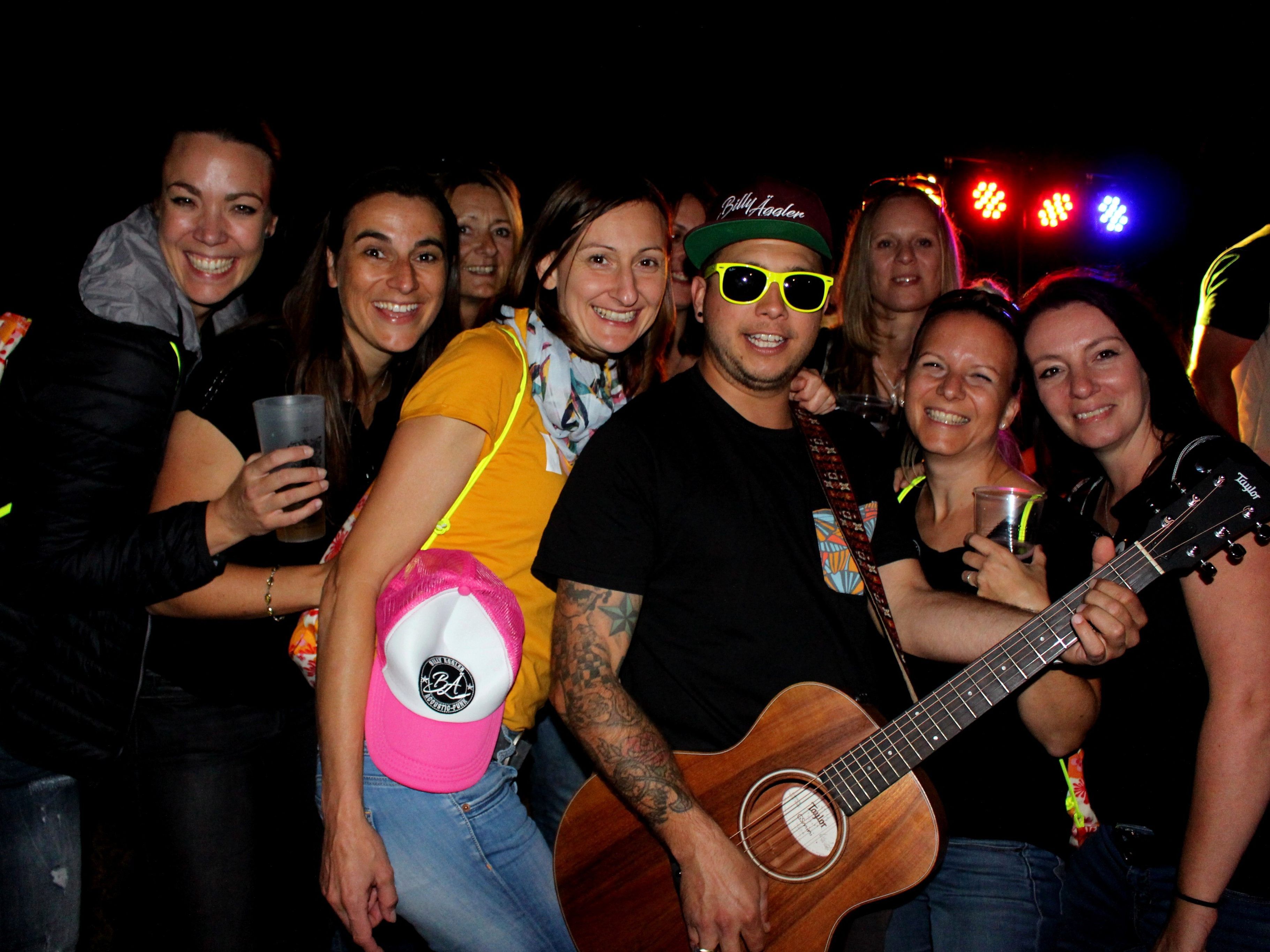 Zu Gast beim „Pfänder Open Air 2019“ war auch Entertainer Billy Äggler aus Nonnenhorn, inmitten seiner attraktiven jungen Fans aus Lindau.