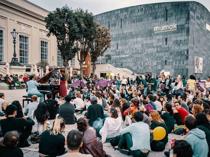 Das Open Piano for Refugees stattet Ende August dem MQ einen Besuch ab.