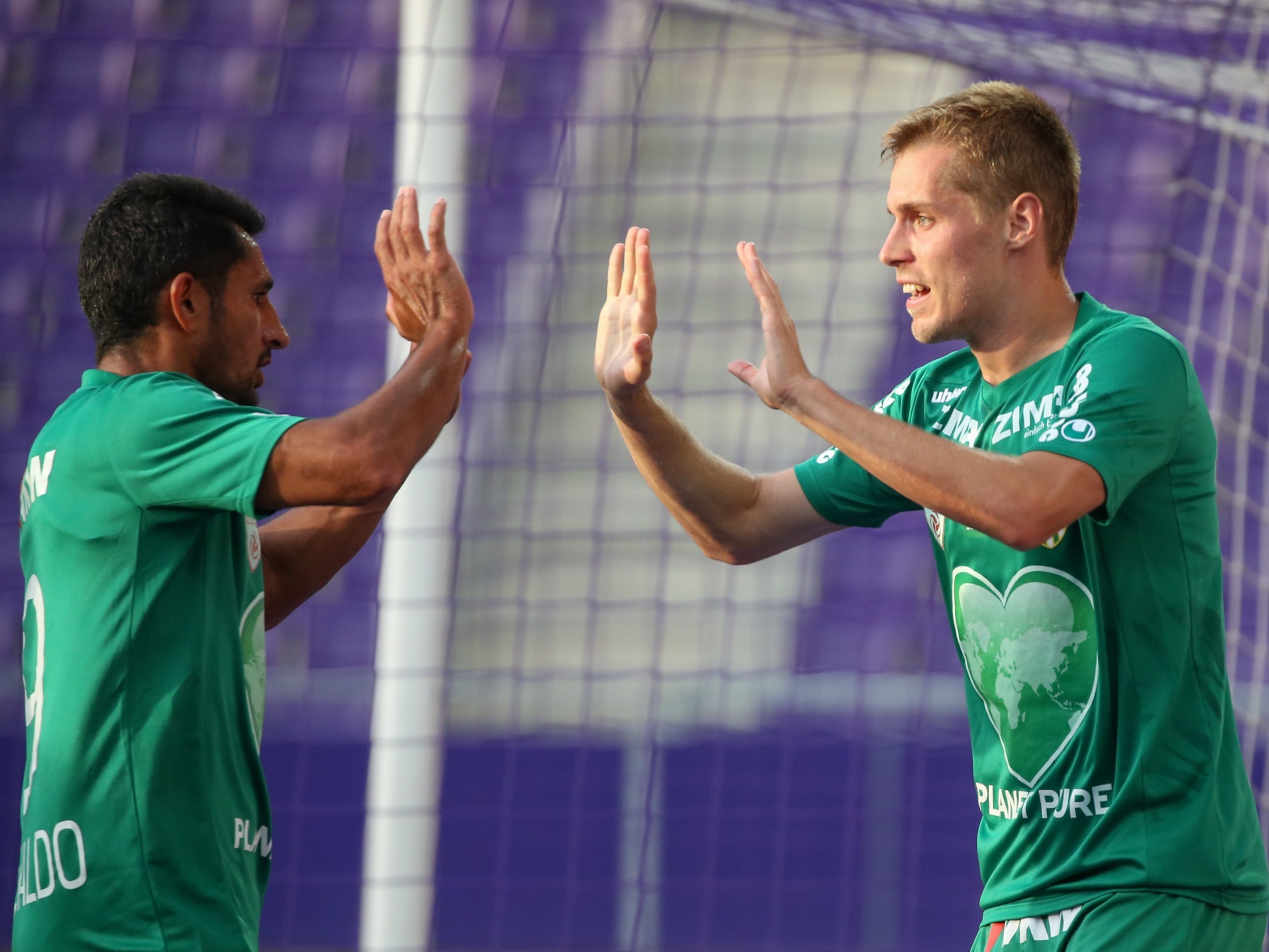 Patrick Eler (r.) jubelt über sein 1:0 für Austria Lustenau gegen die Young Violets.