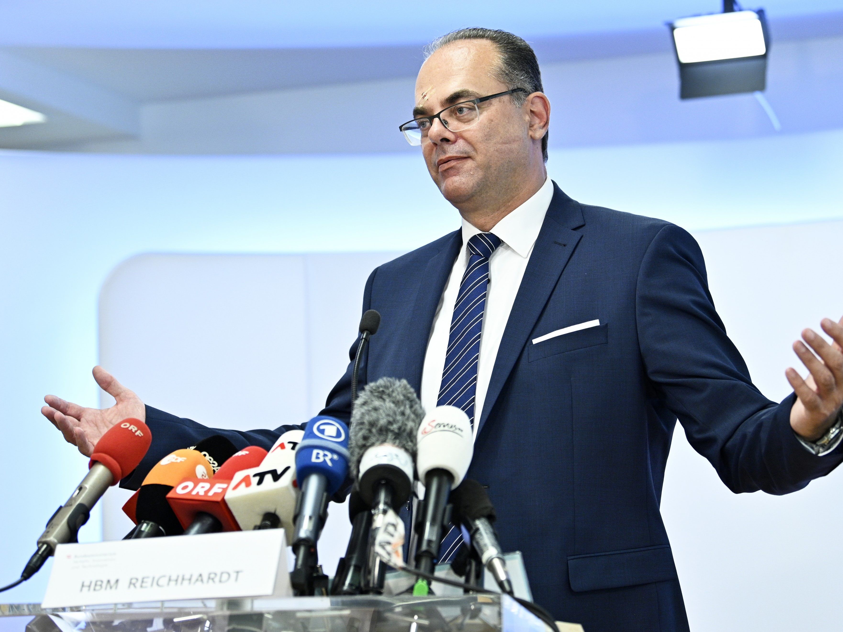 Verkehrsminister Reichhardt hat den Startschuss für die Breitbandstrategie 2030 ausgegeben. Verkehrsminister Reichhardt hat den Startschuss für die Breitbandstrategie 2030 ausgegeben.