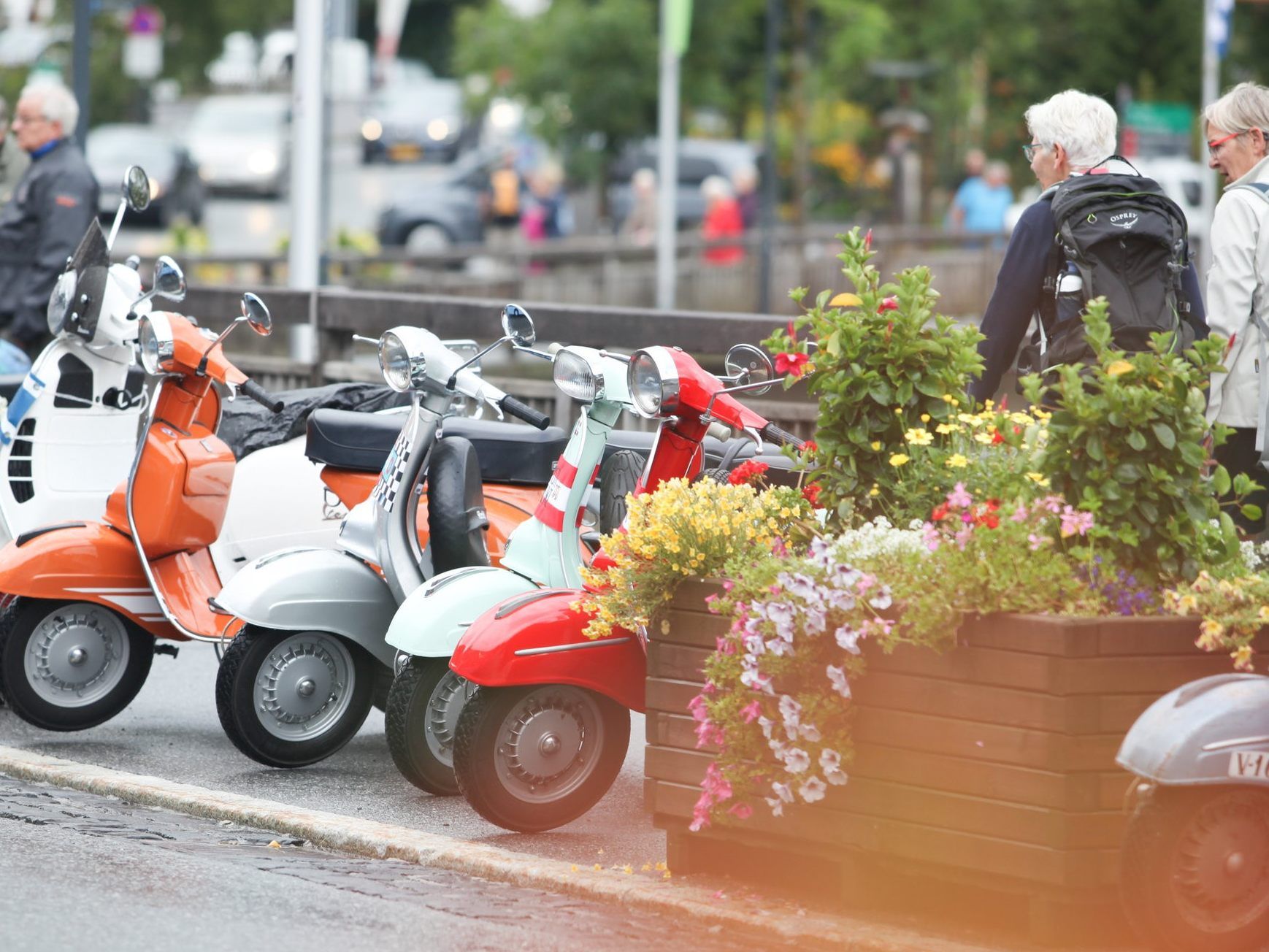 Vier Tage lang doninieren VEspas und Scooter das Straßenbild beim zweiten Grand Arlberg Scootering in Lech Zürs. Vier Tage lang doninieren VEspas und Scooter das Straßenbild beim zweiten Grand Arlberg Scootering in Lech Zürs.