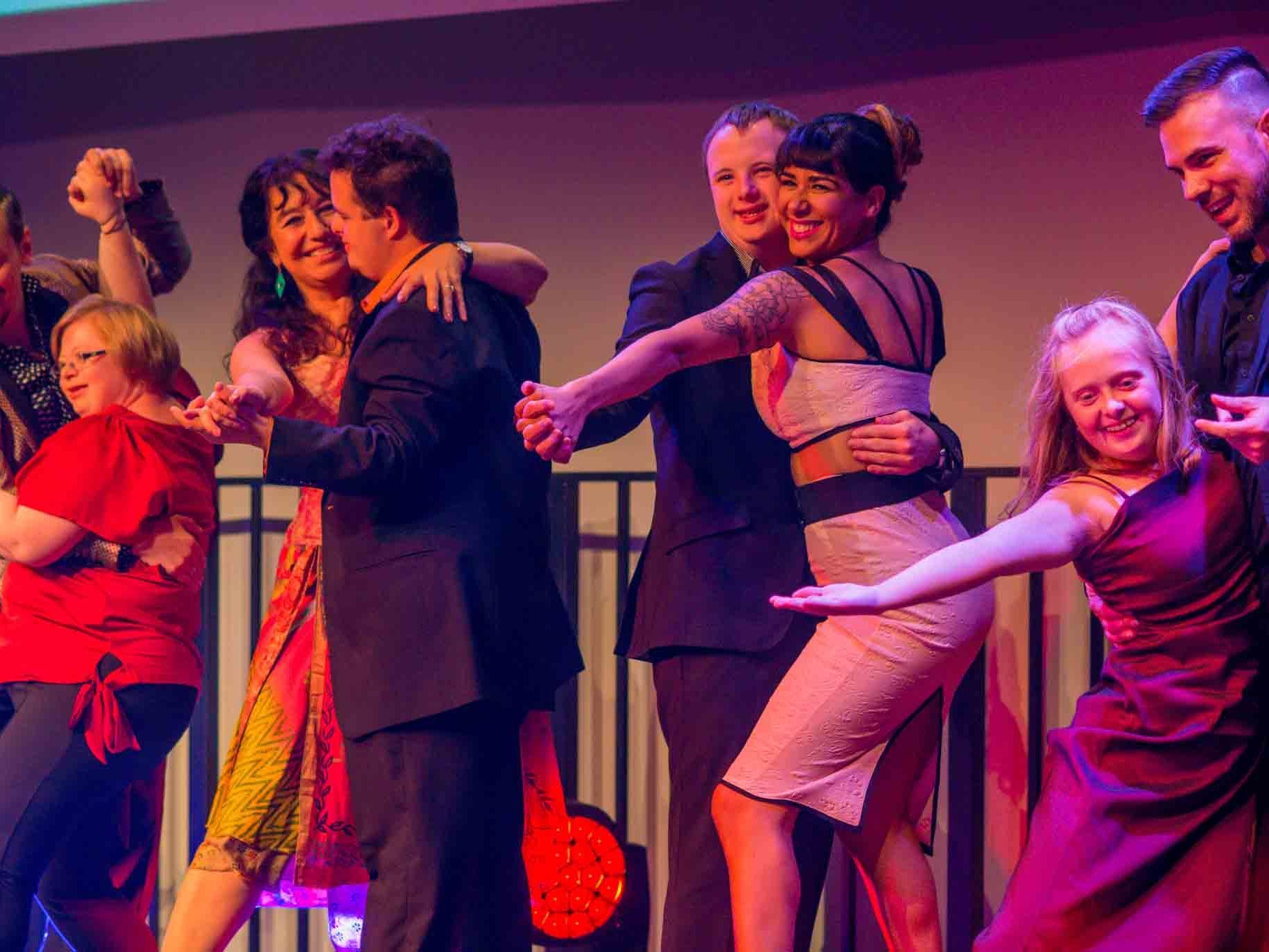 Bei Tango en Punta begegnen sich beim Tanzen Menschen mit und ohne Behinderung. Bei Tango en Punta begegnen sich beim Tanzen Menschen mit und ohne Behinderung.