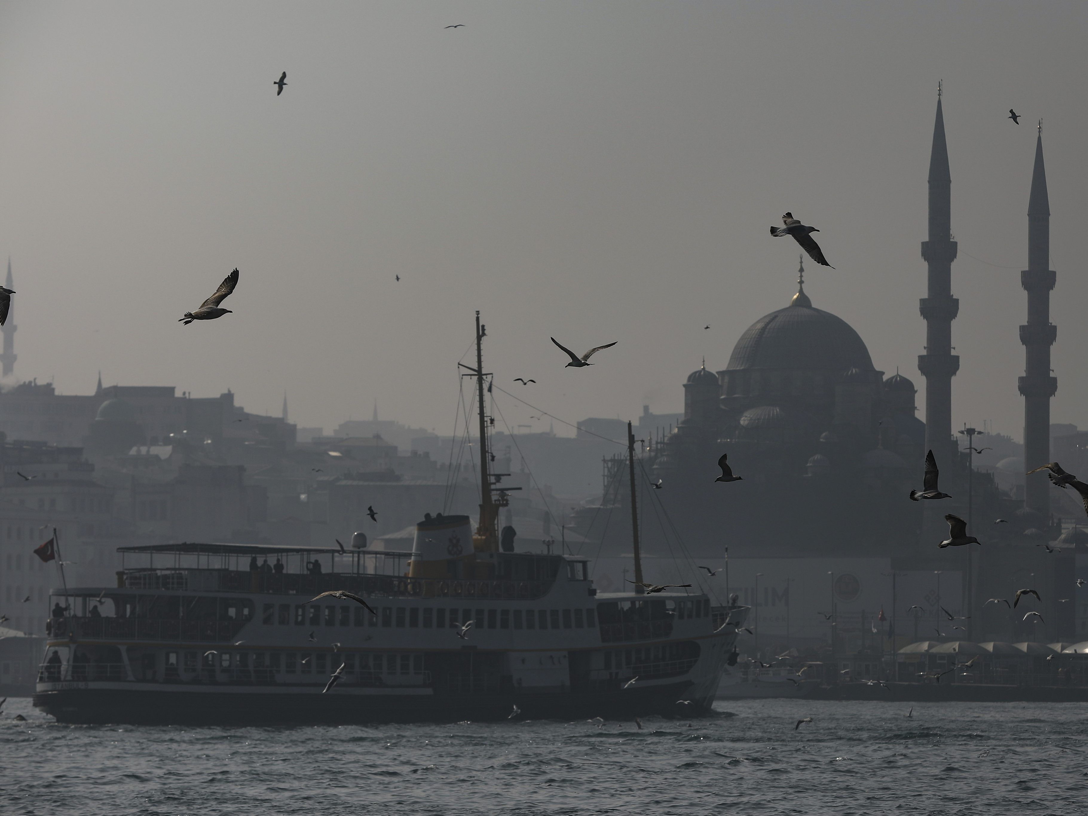 Ein Boot fährt vor einer Istanbuler Moschee.