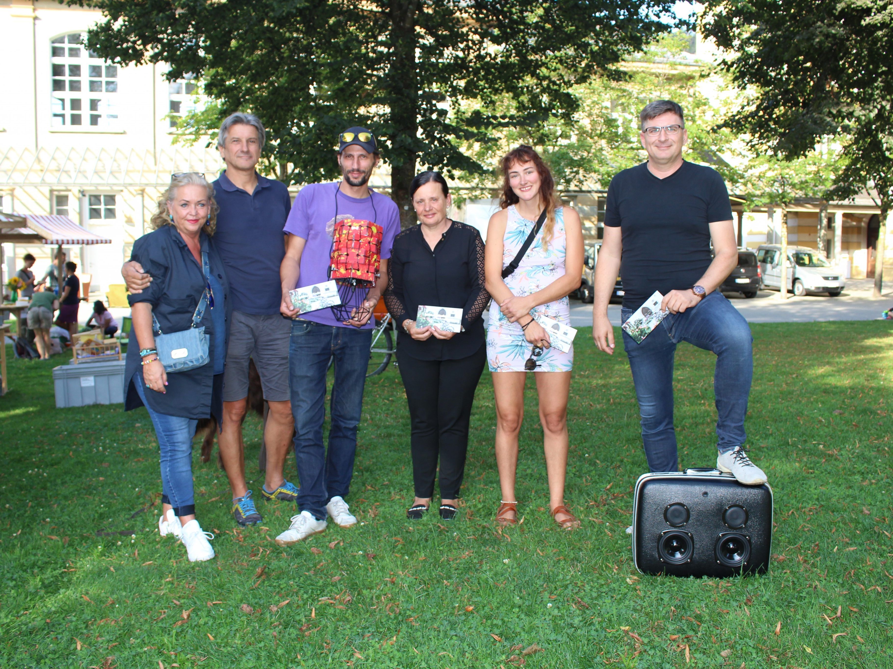 Stefanie Purtscher und Arno Egger mit den Preisträgern im Upcycling-Wettbewerb Dietmar Hopfner, Renate Bischof, Julia Mayer und Stefan Reinbacher Stefanie Purtscher und Arno Egger mit den Preisträgern im Upcycling-Wettbewerb Dietmar Hopfner, Renate Bischof, Julia Mayer und Stefan Reinbacher