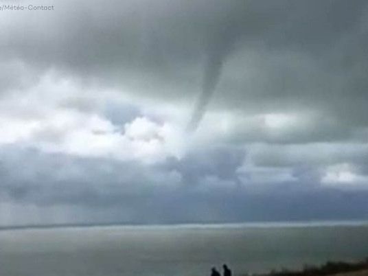 Eine gewaltige Wasserhose war am Montag in der Normandie zu sehen.