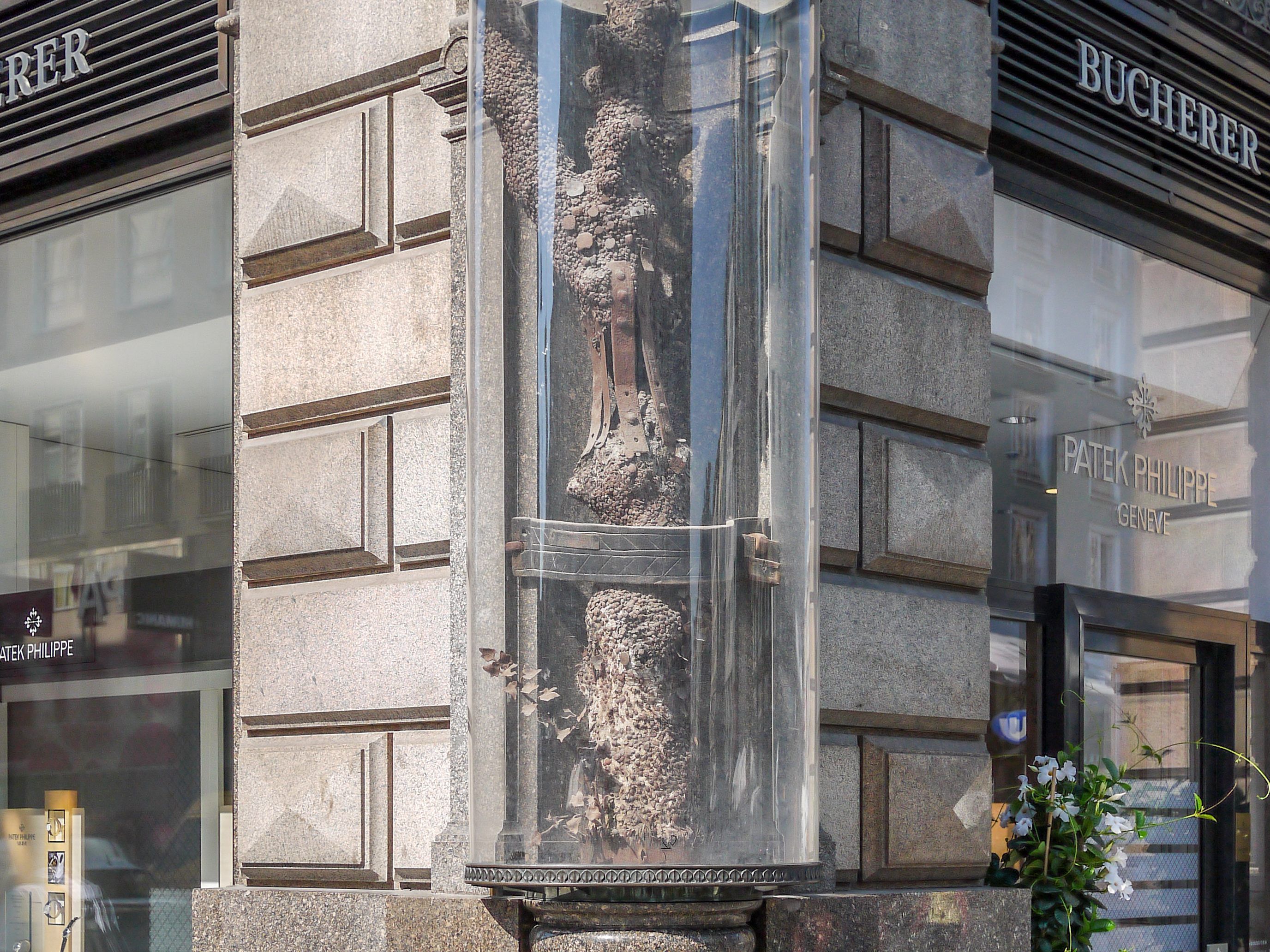Der "Stock im Eisen" in der Wiener Innenstadt ist rund 500 Jahre alt. Der "Stock im Eisen" in der Wiener Innenstadt ist rund 500 Jahre alt.