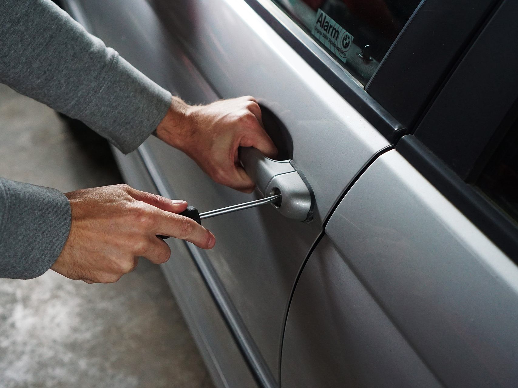 Der 15-Jährige dürfte mehrere Autos aufgebrochen haben. Der 15-Jährige dürfte mehrere Autos aufgebrochen haben.
