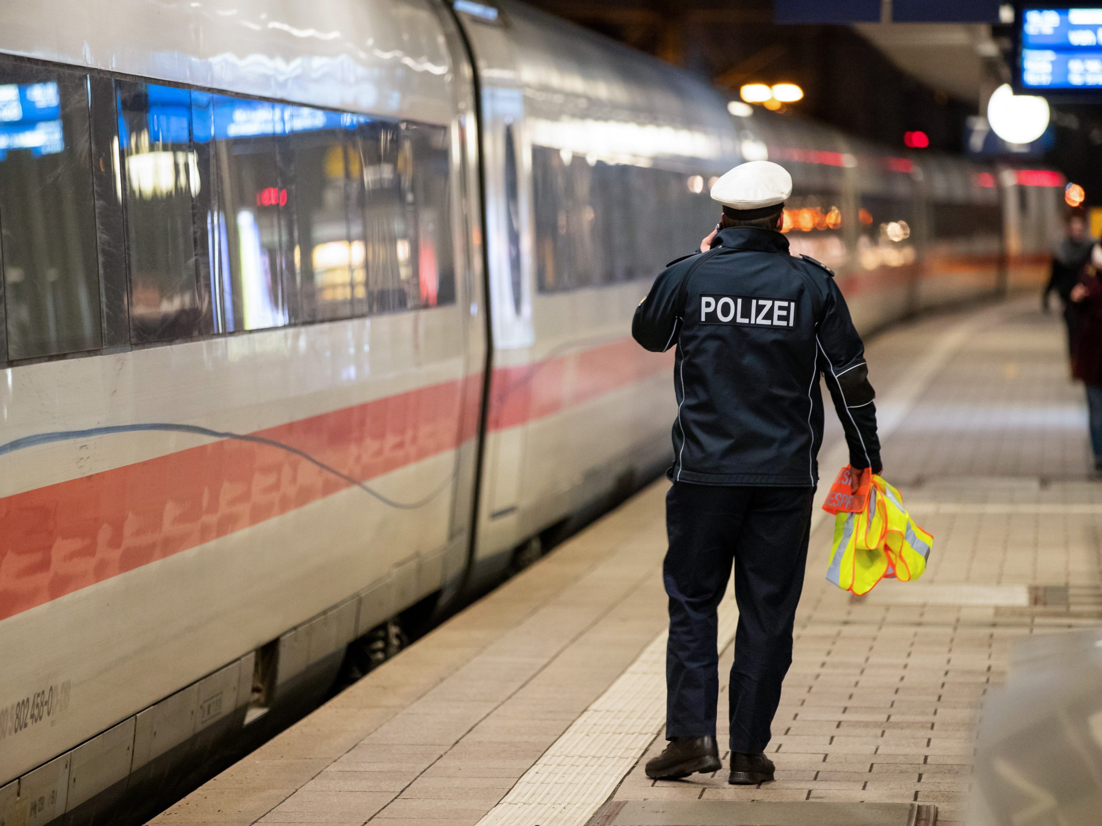 Sicherheitspersonal soll an größeren Stationen für Sicherheit sorgen. Sicherheitspersonal soll an größeren Stationen für Sicherheit sorgen.