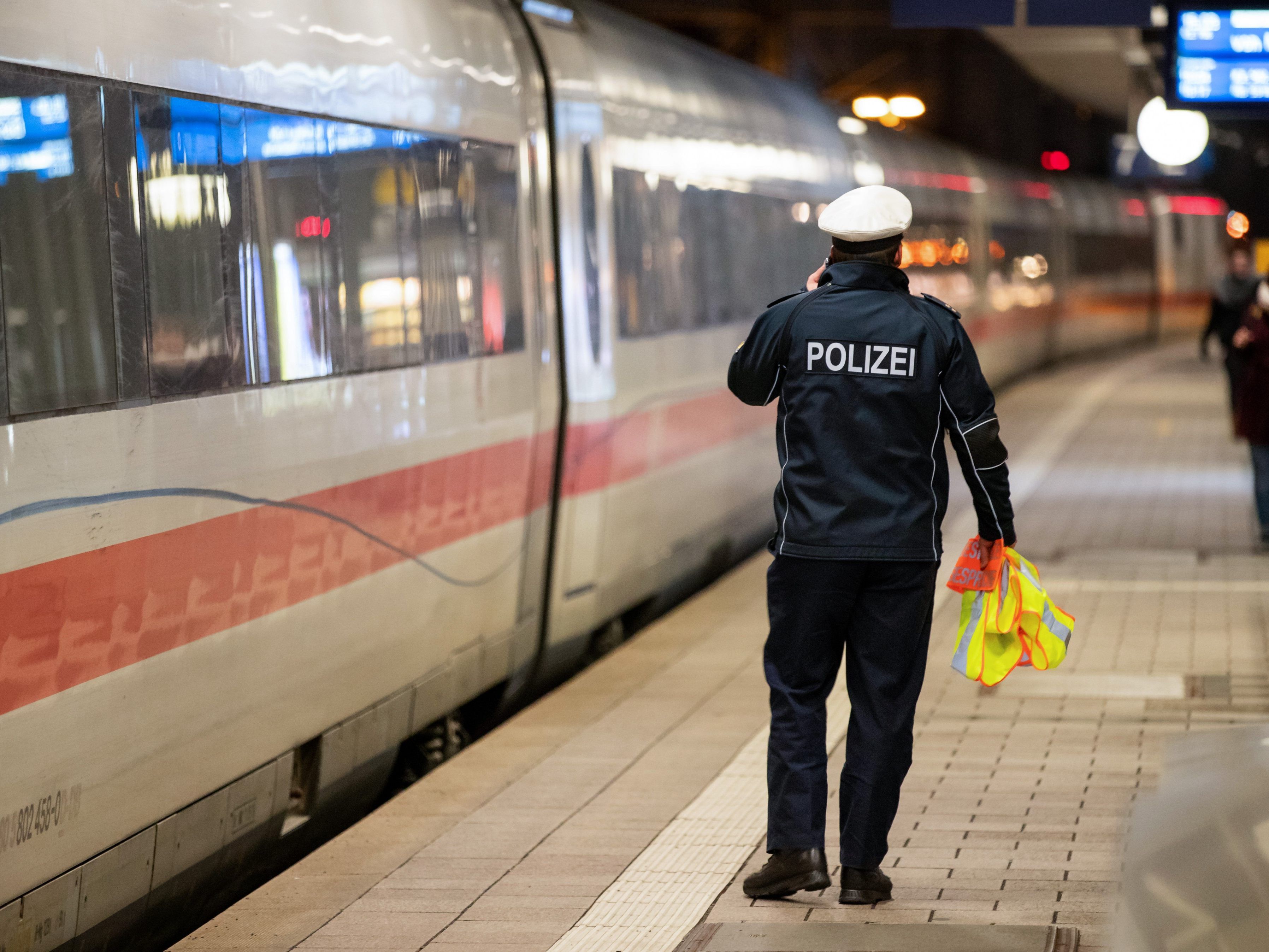 Sicherheitspersonal soll an größeren Stationen für Sicherheit sorgen.