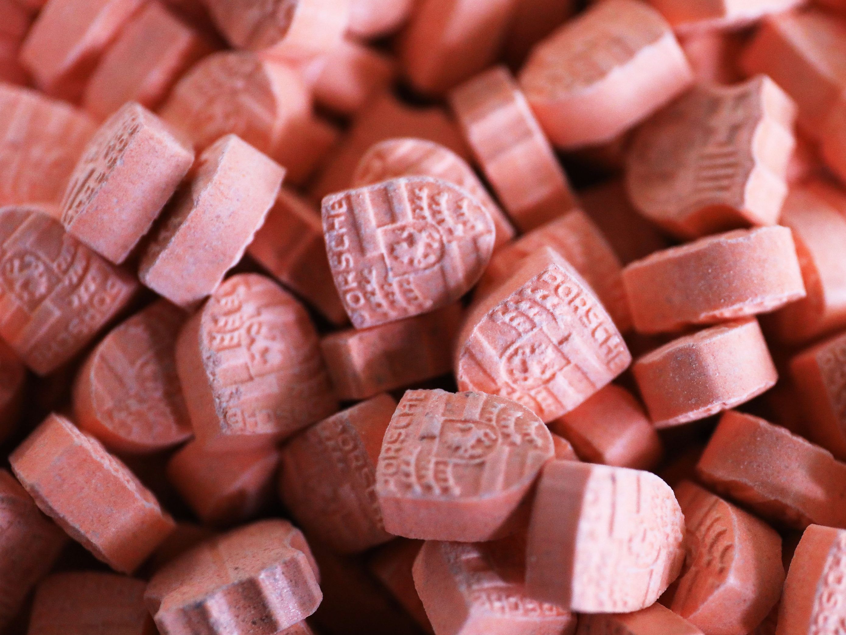 Bei der Frau wurden, Speed, Ecstacy, Pilze, Amphetamine und Marihuana sichergestellt. Bei der Frau wurden, Speed, Ecstacy, Pilze, Amphetamine und Marihuana sichergestellt.