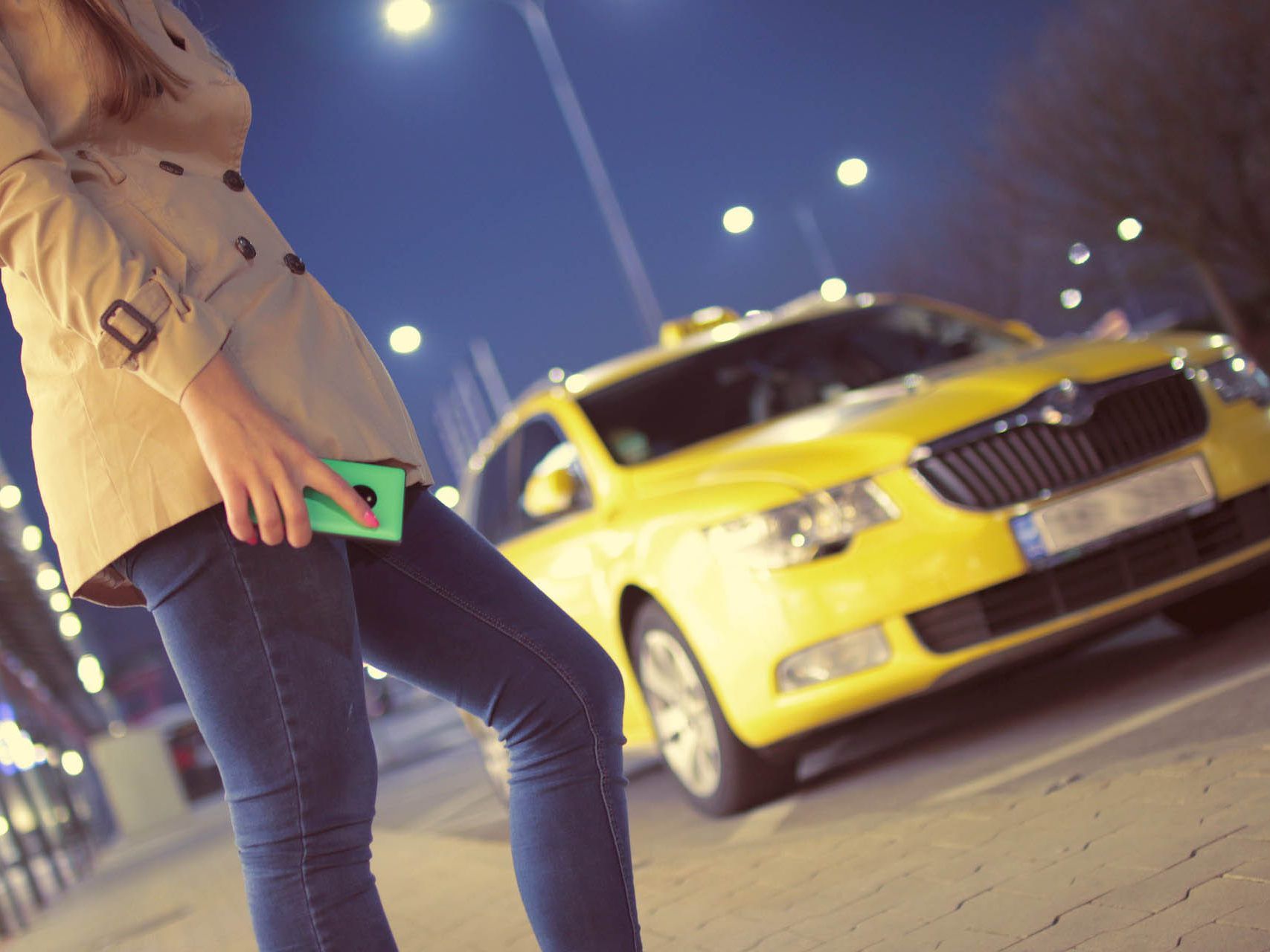 Viele Frauen fühlen sich in Taxis mit männlichen Fahrern nicht sicher.