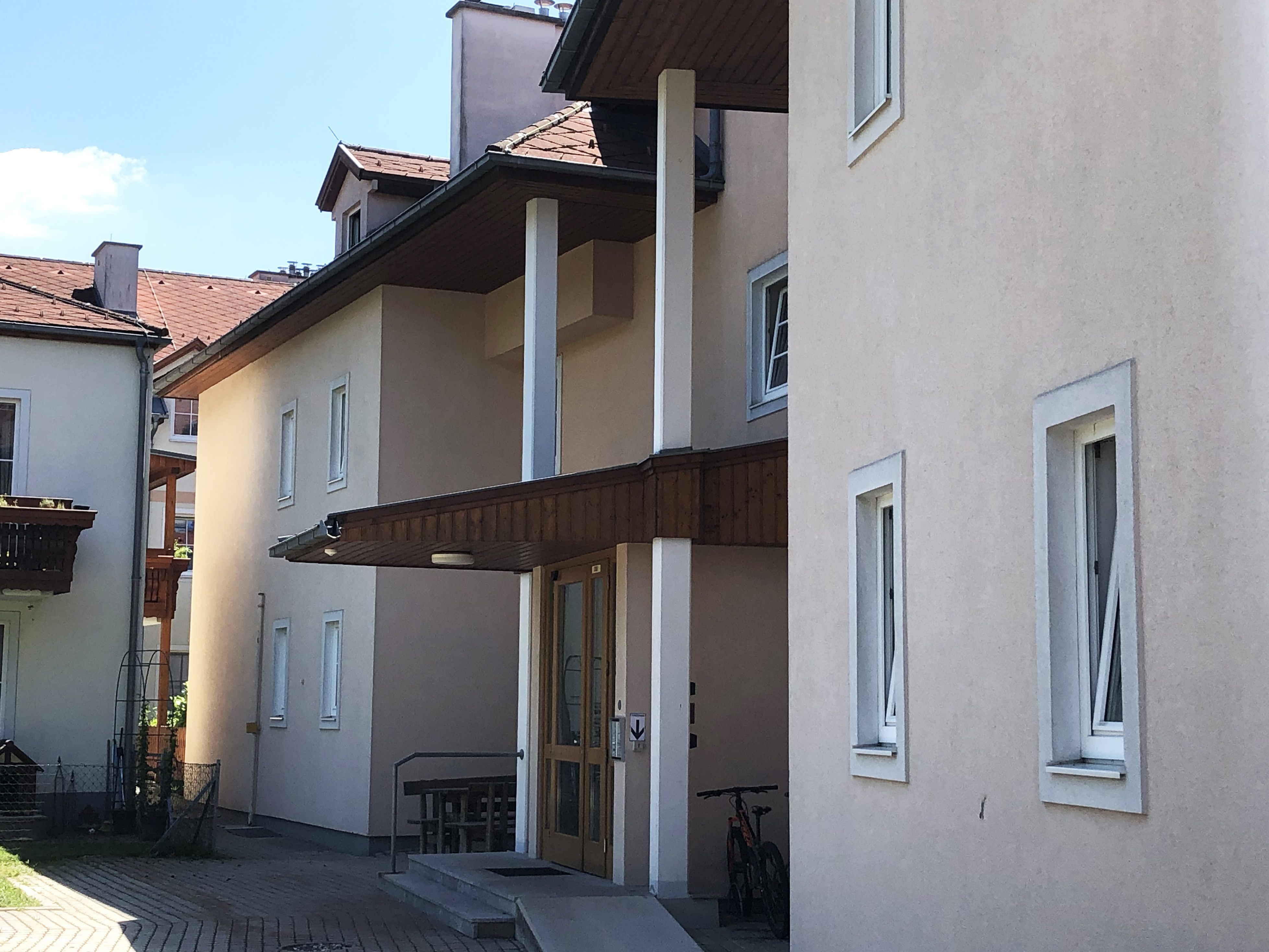 In diesem Haus wurde die 55-Jährige getötet. In diesem Haus wurde die 55-Jährige getötet.