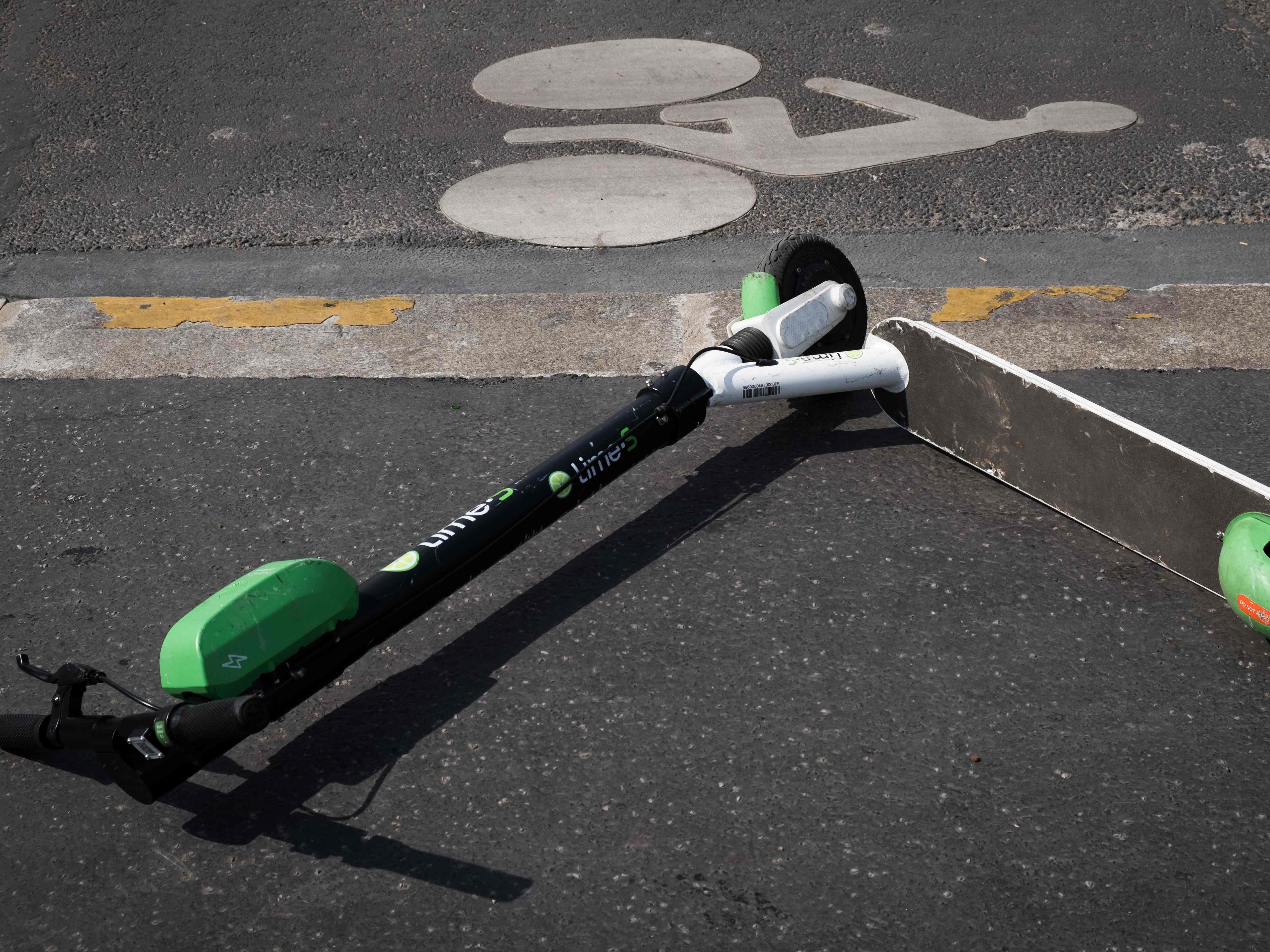 Achtlos abgestellte Lime-Scooter sollen in Wien der Vergangenheit angehören.