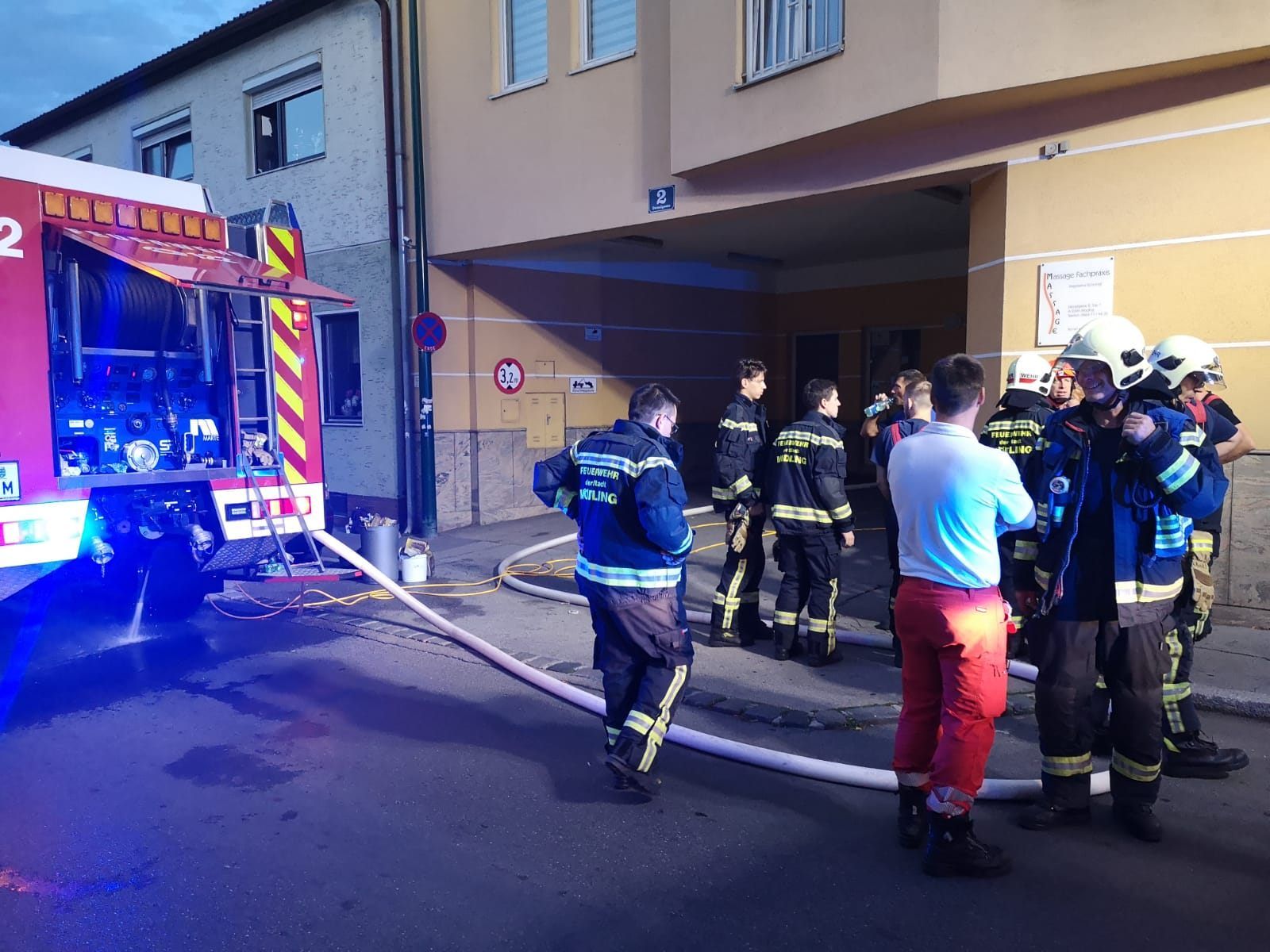 Rund 20 Helfer waren bei dem Kellerbrand im Einsatz. Rund 20 Helfer waren bei dem Kellerbrand im Einsatz.
