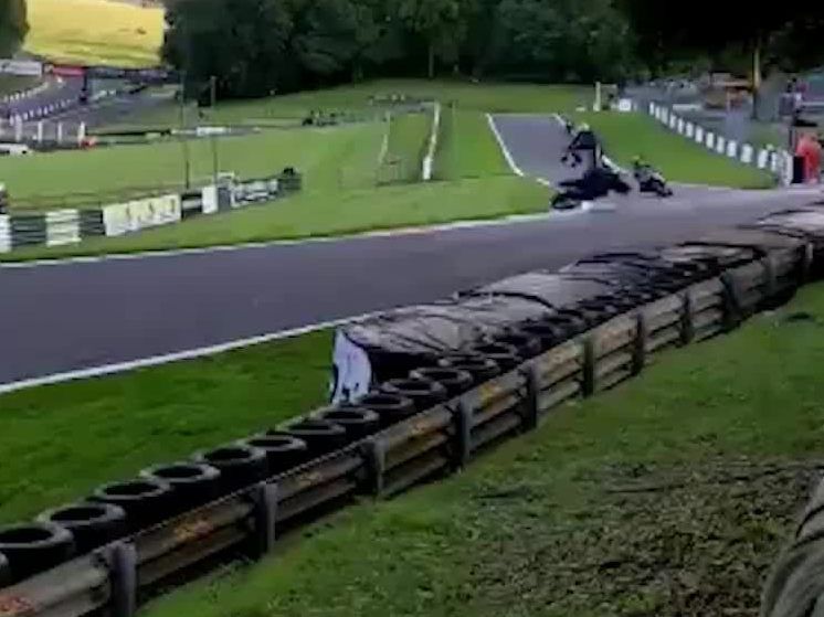 Der Motorradfahrer brach sich bei dem Sturz ein Bein.