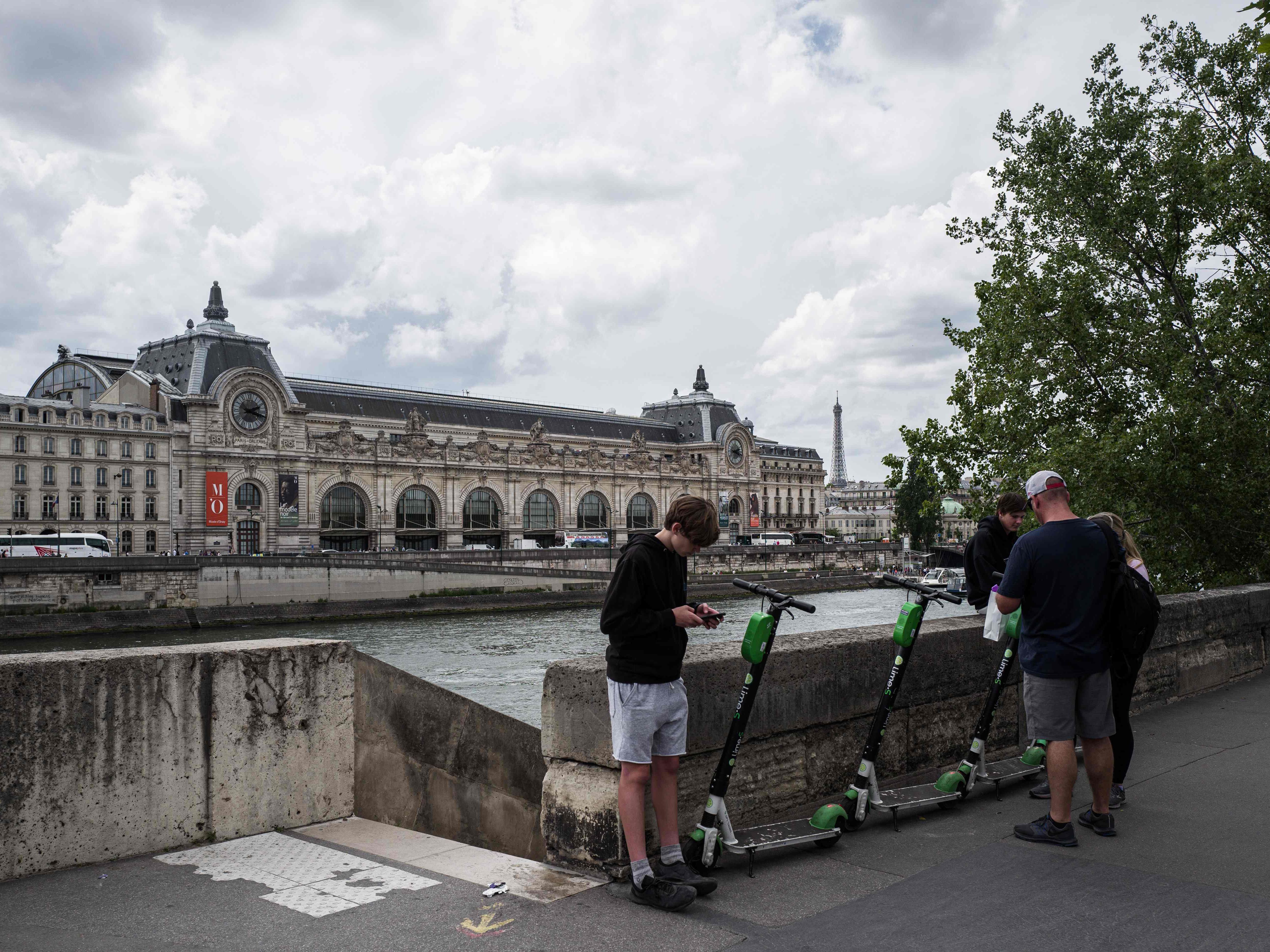 Freiwillige reinigen nun die Seine vom E-Scooter-Schrott. Freiwillige reinigen nun die Seine vom E-Scooter-Schrott.