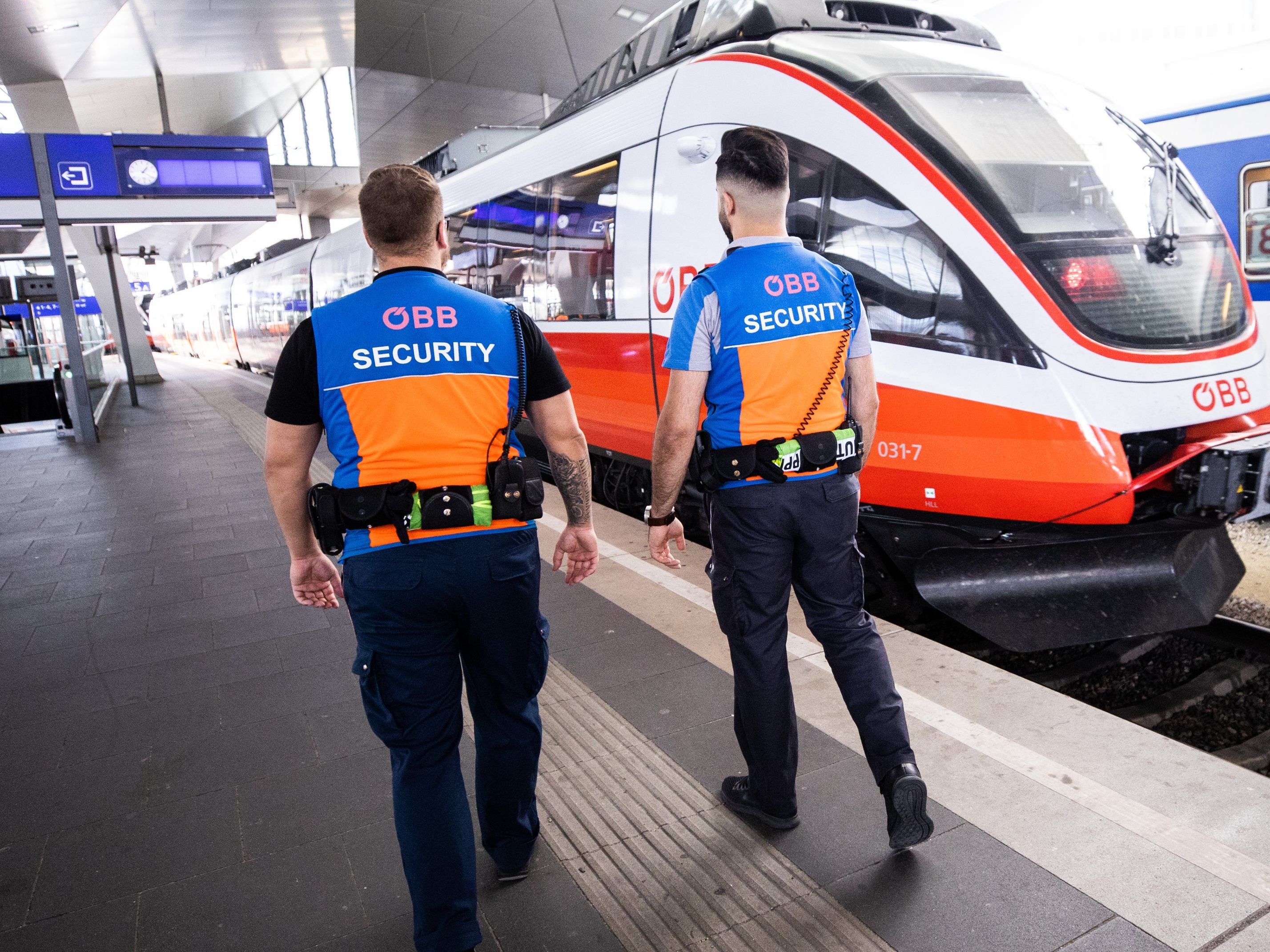 Das ÖBB-Sicherheitspersonal ist in blau-orange farbenem