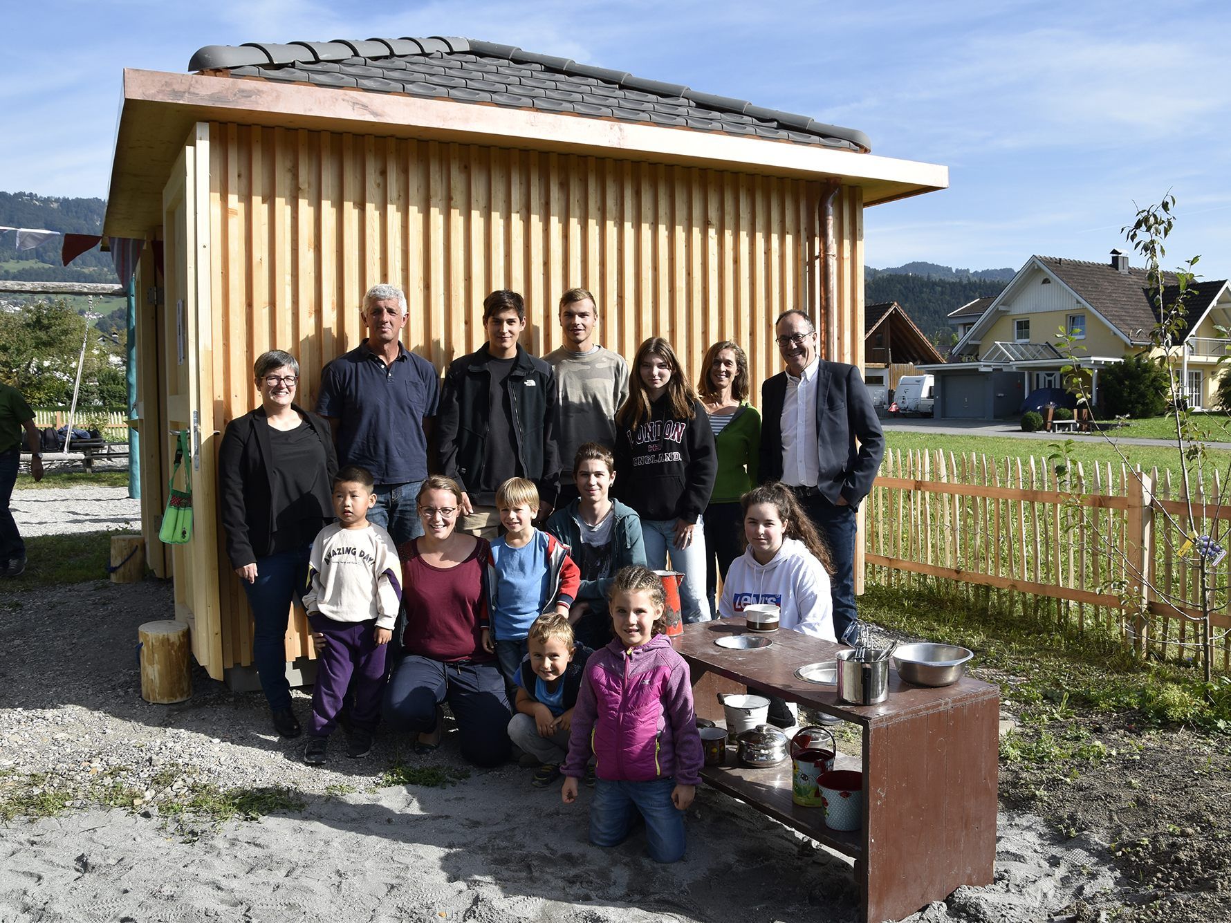 Bei der Eröffnungsfeier mit dabei (2.Reihe v.r.): Vize-Bürgermeister Andreas Prenn mit HTL- SchülerInnen, dem Naturgartenplaner Eugen Sturmlechner und der HTL-Direktorin Judith Zeiner samt der Leiterin des Kinder- und Familientreffs Bifang, Coretta Hagen (1.Reihe, 2.v.l.) mit Kindern. Bei der Eröffnungsfeier mit dabei (2.Reihe v.r.): Vize-Bürgermeister Andreas Prenn mit HTL- SchülerInnen, dem Naturgartenplaner Eugen Sturmlechner und der HTL-Direktorin Judith Zeiner samt der Leiterin des Kinder- und Familientreffs Bifang, Coretta Hagen (1.Reihe, 2.v.l.) mit Kindern.