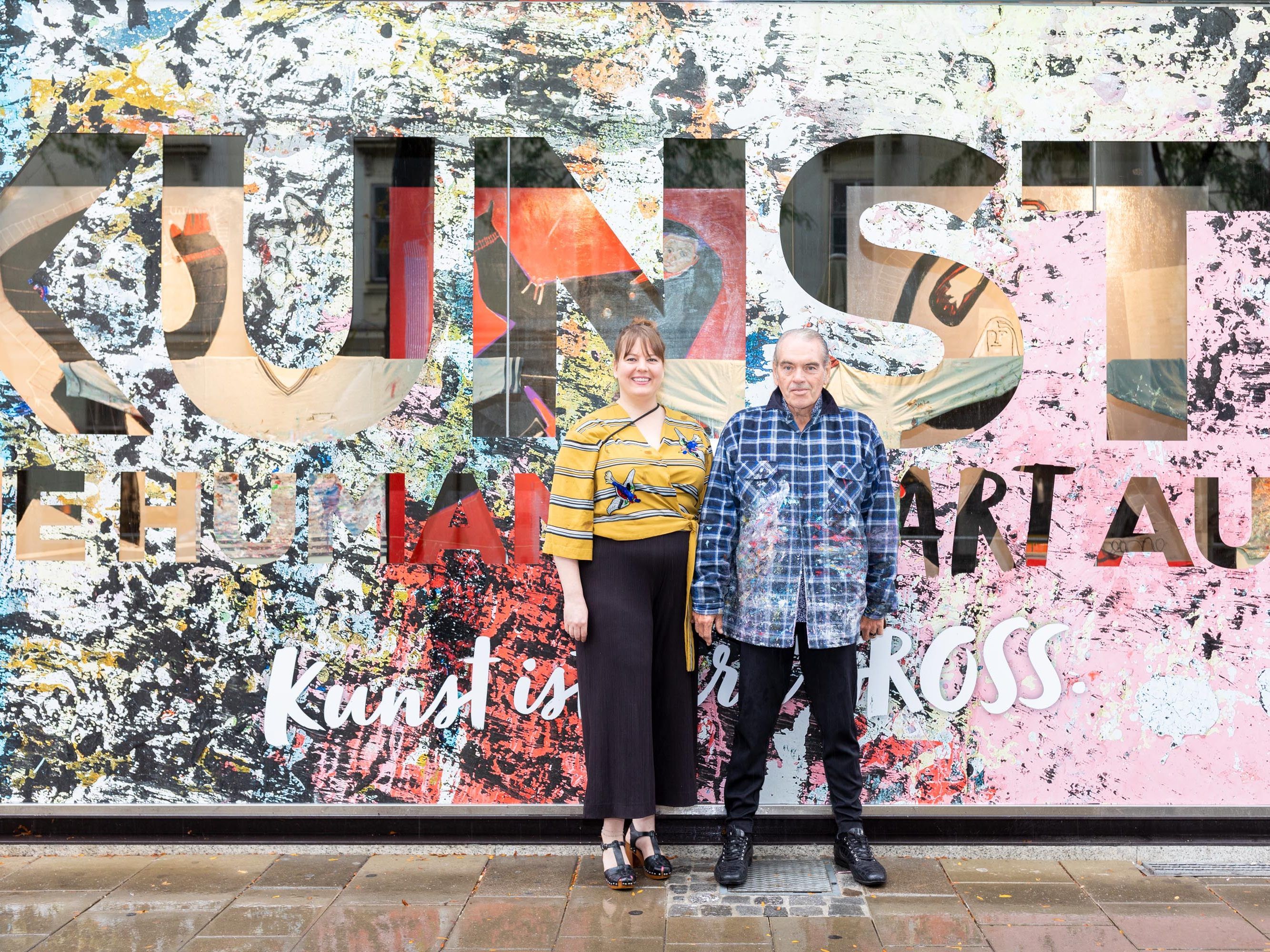 Nila McCallum und Rudi Holdhaus vor der Kunstinstallation in Wien. Nila McCallum und Rudi Holdhaus vor der Kunstinstallation in Wien.