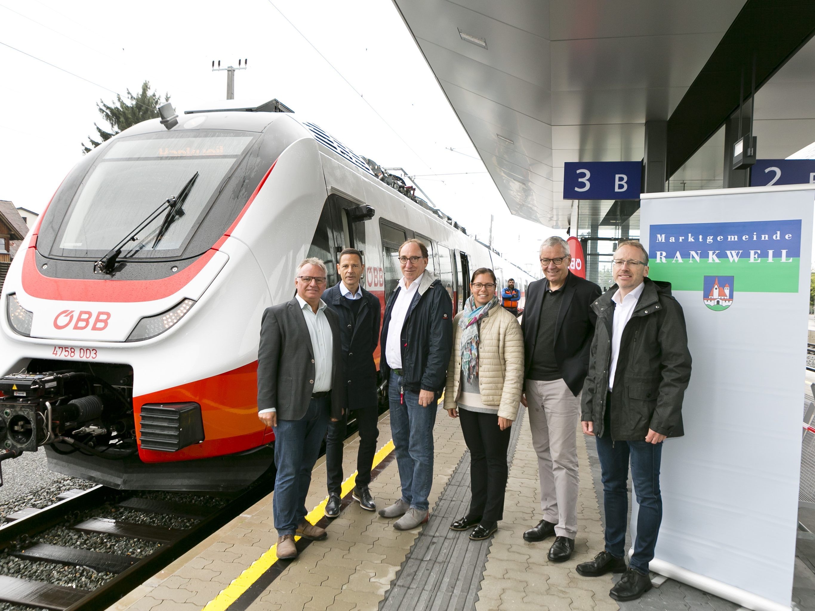 Gemeinderat Christoph Metzler, ÖBB-Regionalmanager Marcus Ender, Landesrat Johannes Rauch, Bürgermeisterin Katharina Wöß-Krall, Landesstatthalter Karlheinz Rüdisser, Harald Schreyer (ÖBB) am Bahnsteig des neuen Bahnhofes.