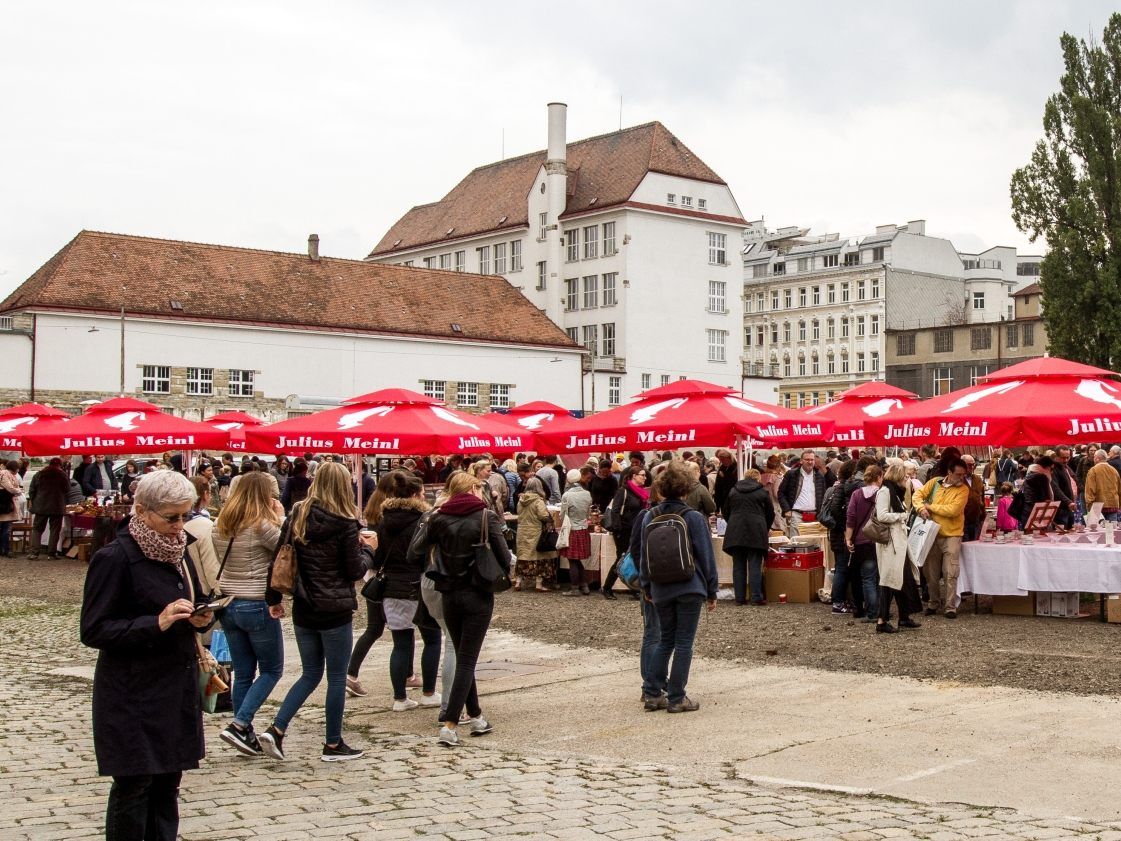Der Wiener Kaffeehausflohmarkt lädt wieder zum Stöbern ein. Der Wiener Kaffeehausflohmarkt lädt wieder zum Stöbern ein.