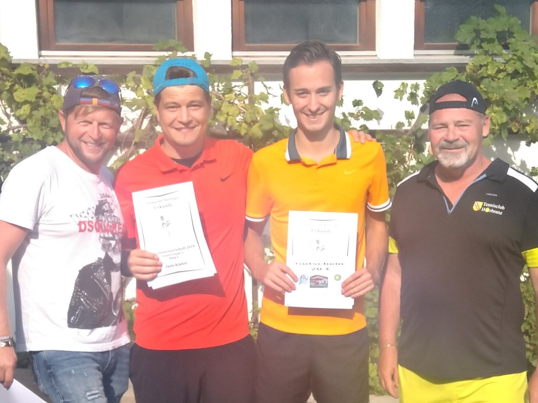 Die Einzel-Finalisten mit Sportwart Ali Keskin (li.) und Obmann Helmut Gorbach (re.)