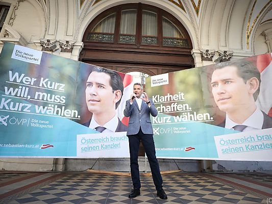 Kurz blickt auf den Plakaten in die weite Ferne Kurz blickt auf den Plakaten in die weite Ferne