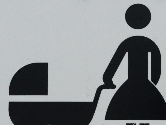Die Frau belud den Kinderwagen mit über 100 Kilogramm Münzen Die Frau belud den Kinderwagen mit über 100 Kilogramm Münzen