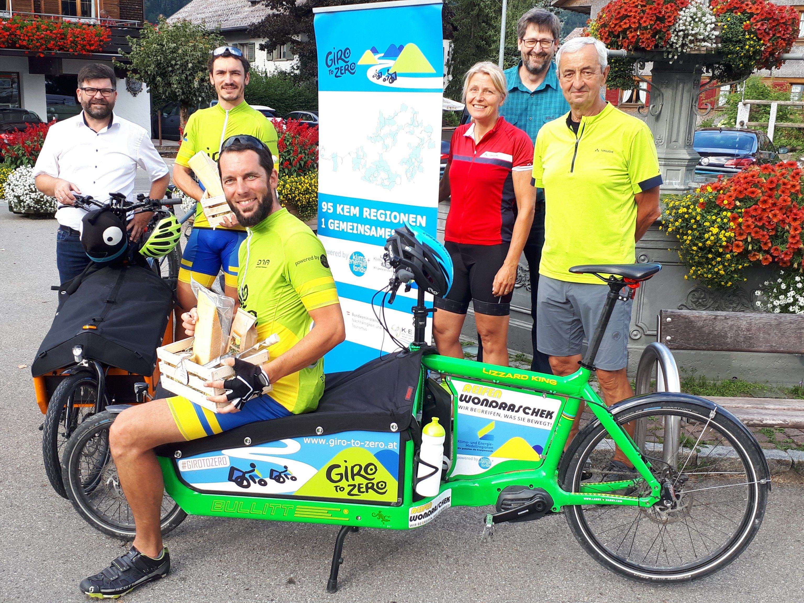 „Giro to Zero“ Finale in Hittisau: Bürgermeister Gerhard Beer, Modellregionsmanagerin Monika Forster, Georg Bals und Klaus Riedl hießen die Radler willkommen.