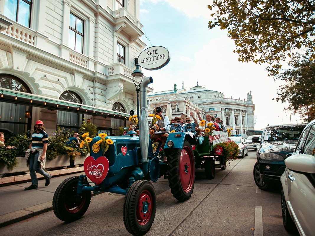 Bei der Traktorfahrt wurde Stimmung für die Wiener Wiesn gemacht