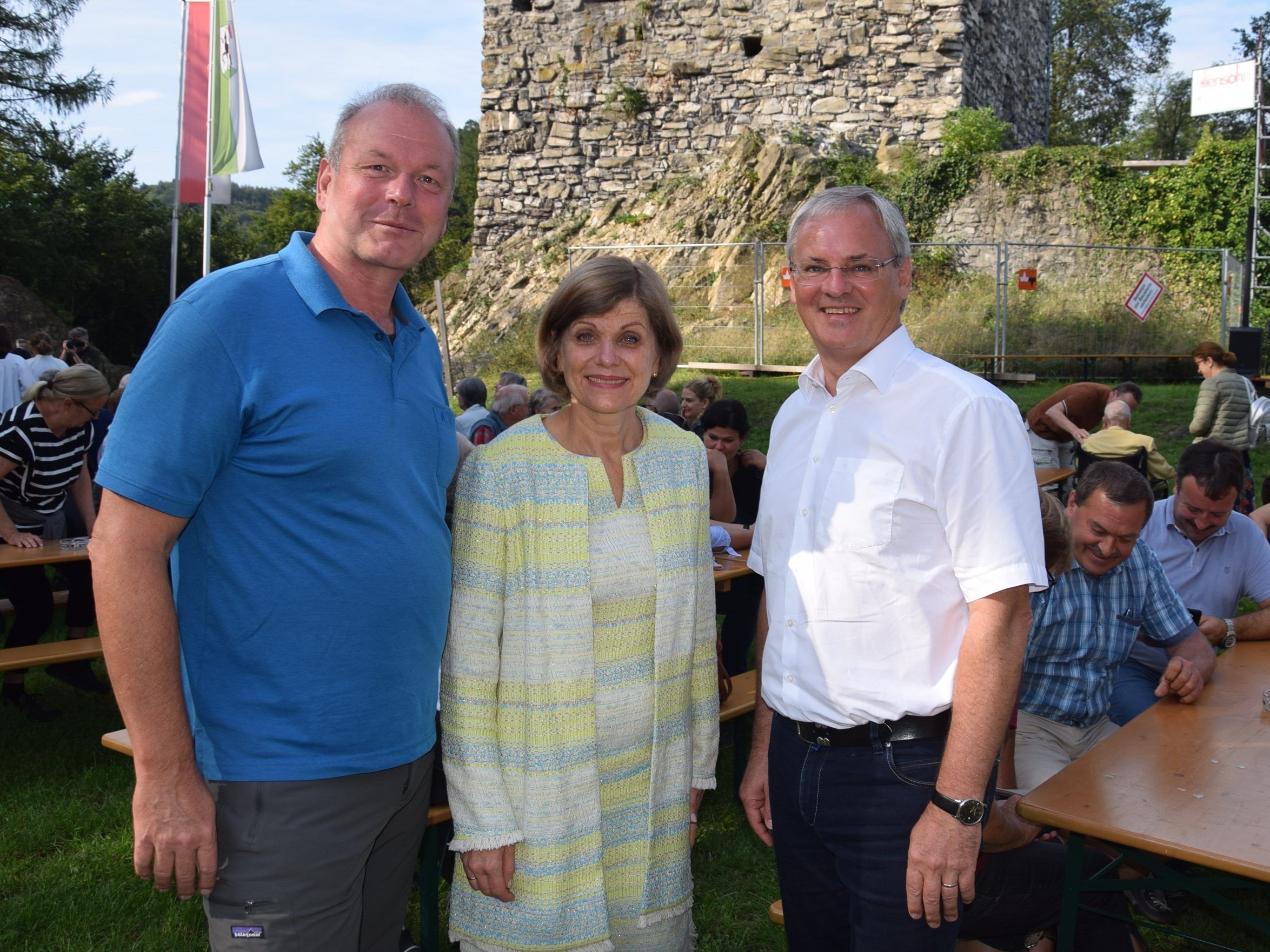v.l.n.r. Bürgermeister Christian Loacker mit Ehrengästen: Landesrätin Barbara Schöbi-Fink und Landtagspräsident Harald Sonderegger v.l.n.r. Bürgermeister Christian Loacker mit Ehrengästen: Landesrätin Barbara Schöbi-Fink und Landtagspräsident Harald Sonderegger