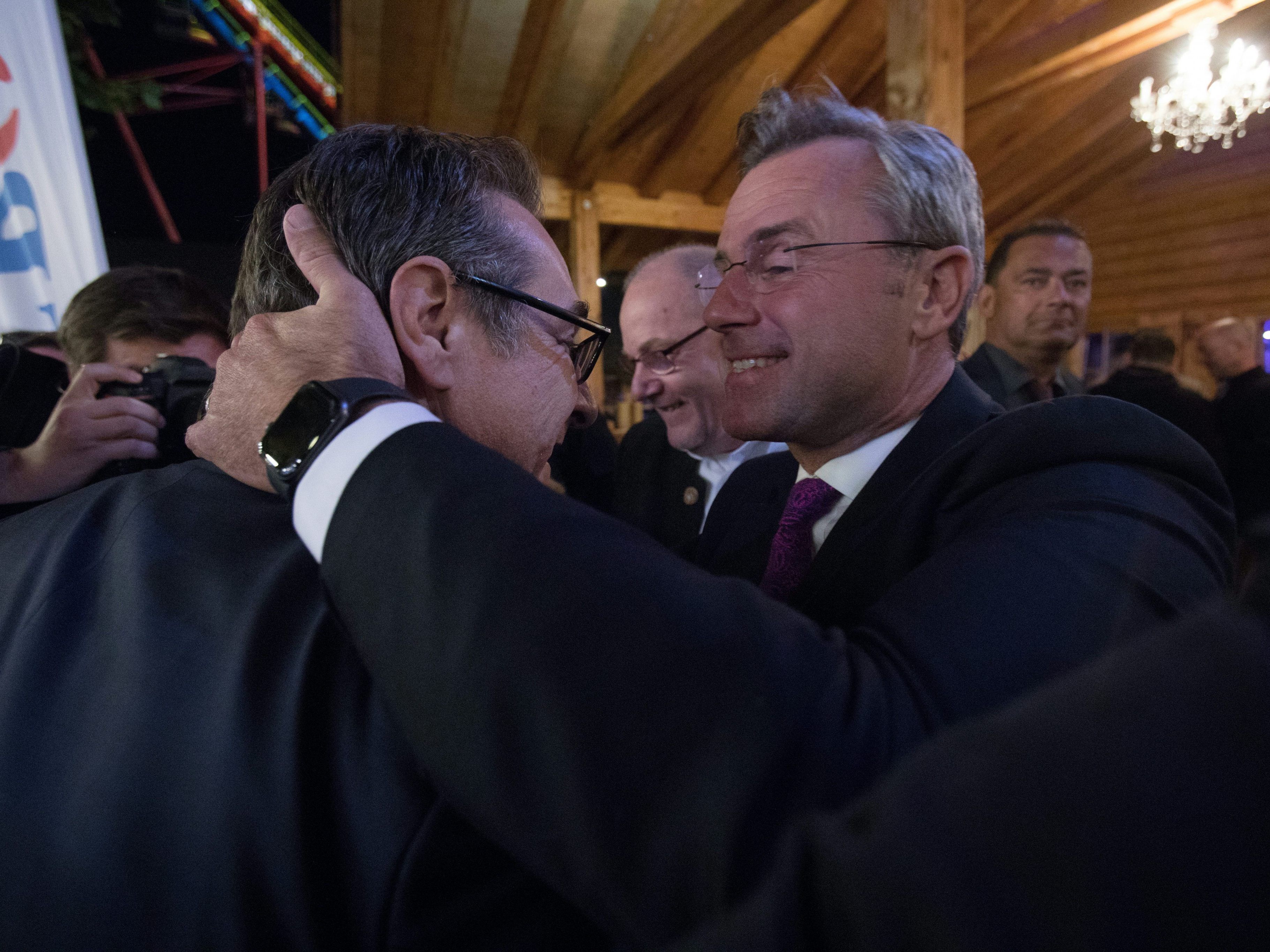 Das erste Treffen von Norbert Hofer und Heinz-Christian Strache beim blauen Oktoberfest.