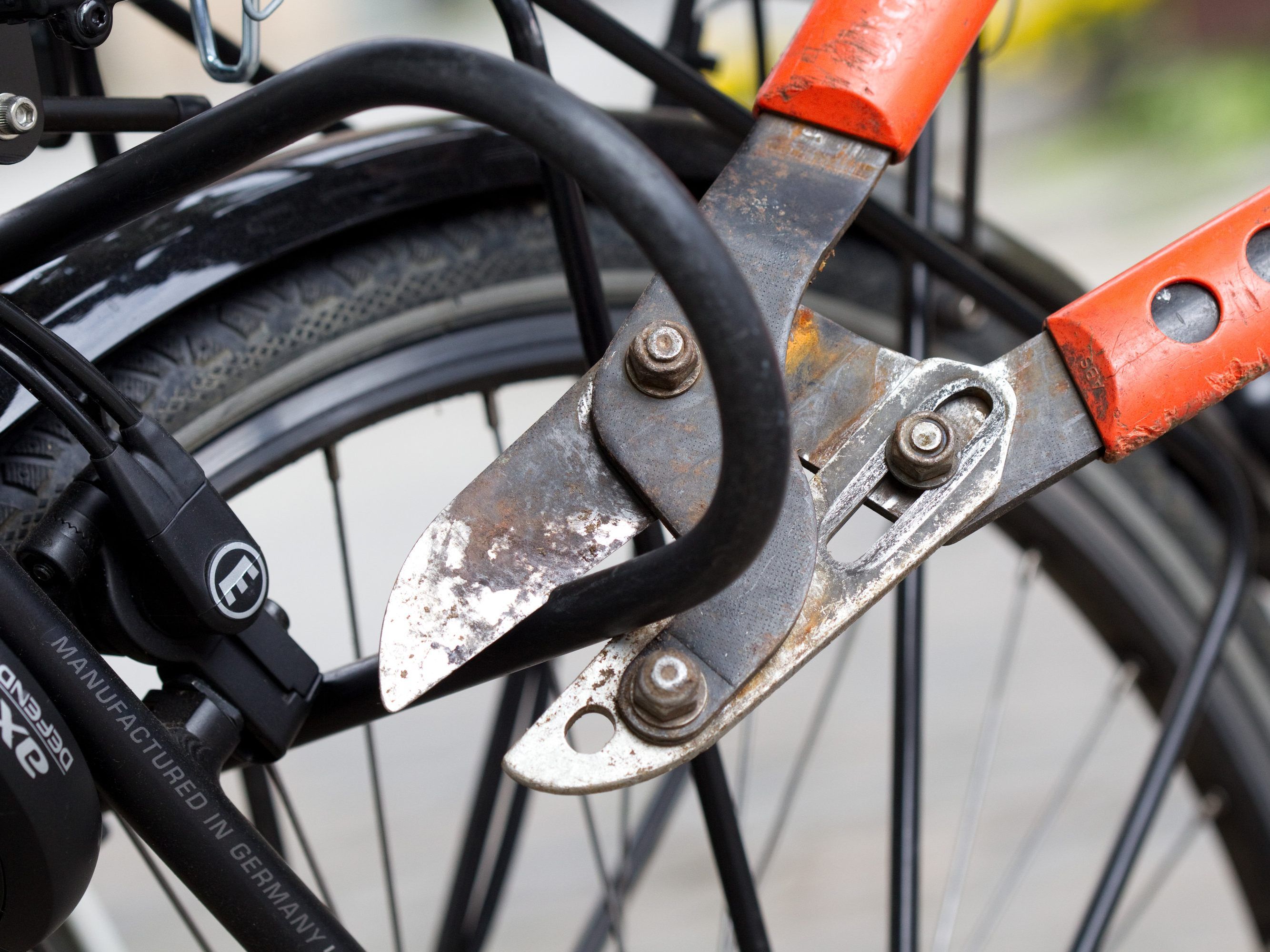 Die Jugendlichen wollten ein Fahrradschloss aufzwicken.