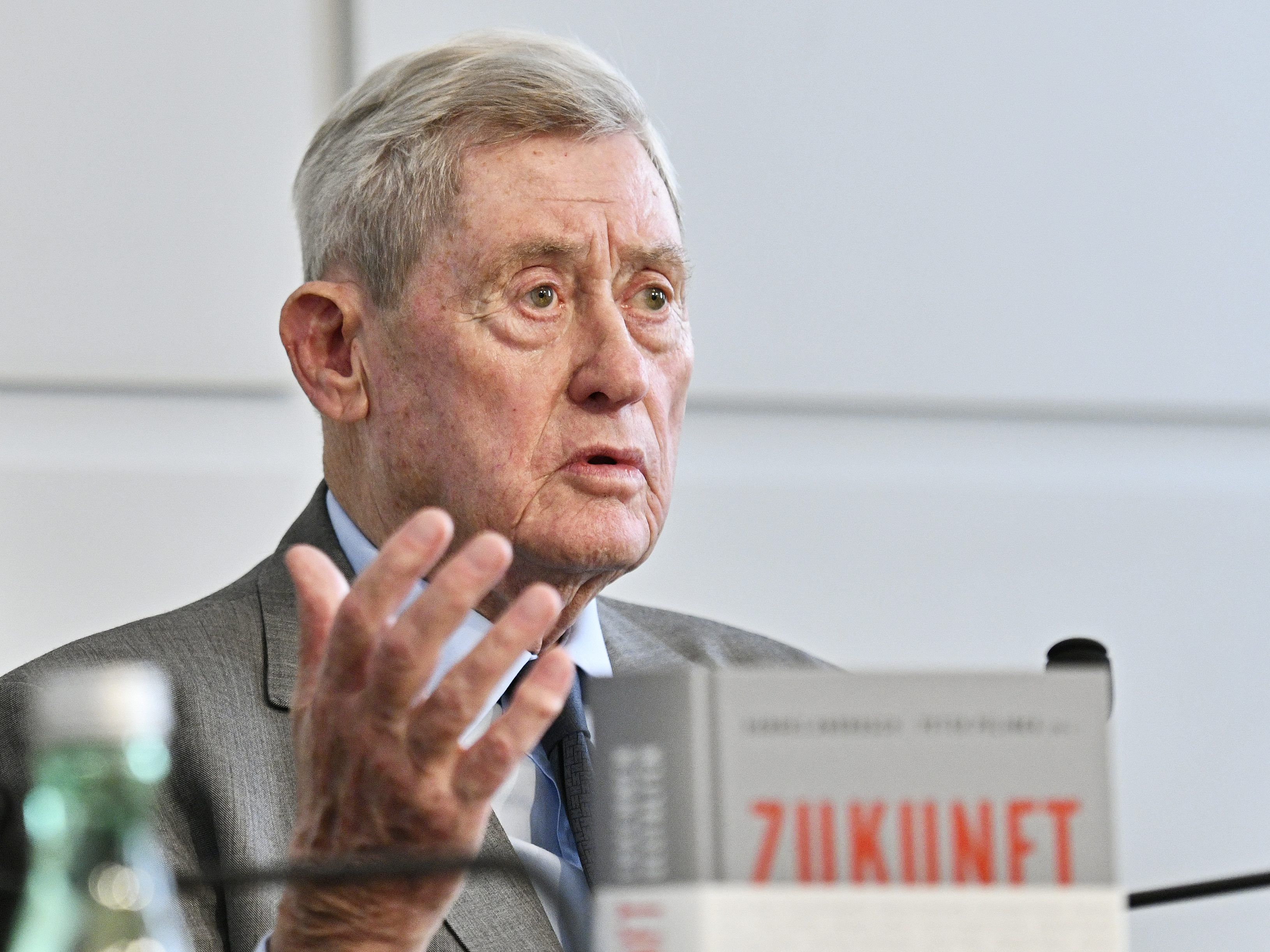 Androsch kritisiert die Parteien und ihre Inhalte. Androsch kritisiert die Parteien und ihre Inhalte.