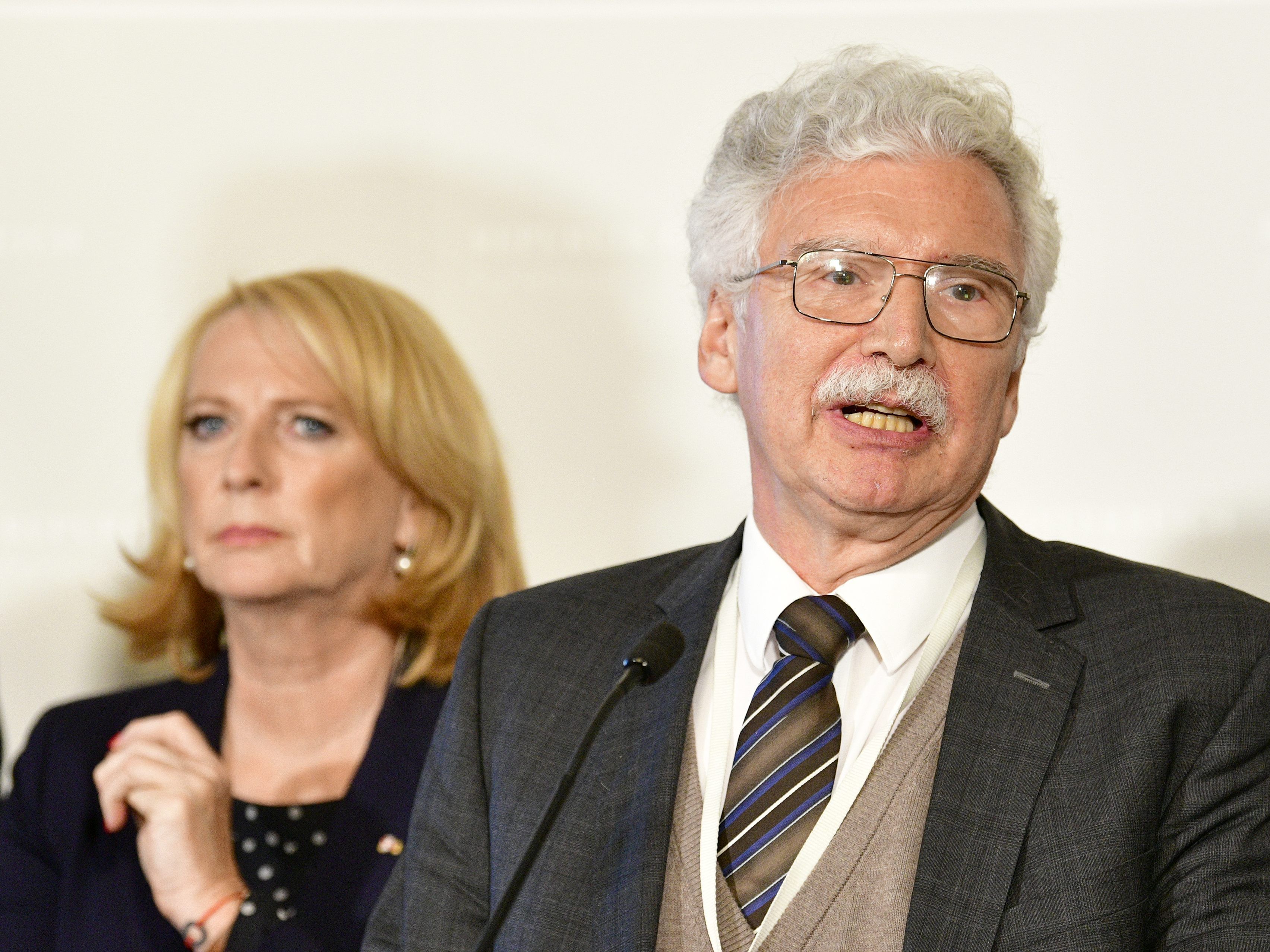 Ausschussvorsitzende Doris Bures (SPÖ), Verfahrensrichter Eduard Strauss. Ausschussvorsitzende Doris Bures (SPÖ), Verfahrensrichter Eduard Strauss.
