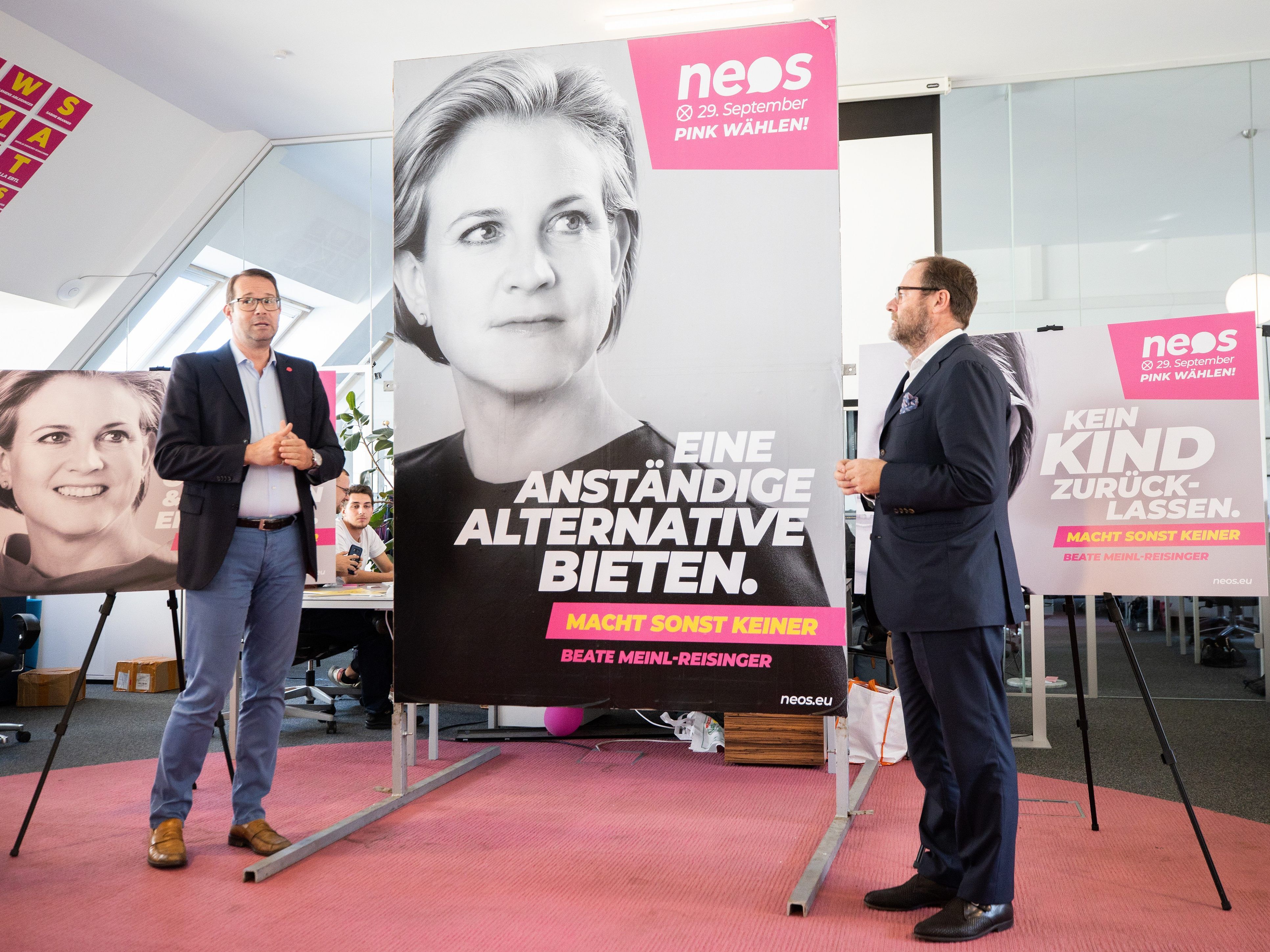 Generalsekretär Nick Donig und Wirtschaftssprecher Sepp Schellhorn bei der NEOS-Plakatpräsentation